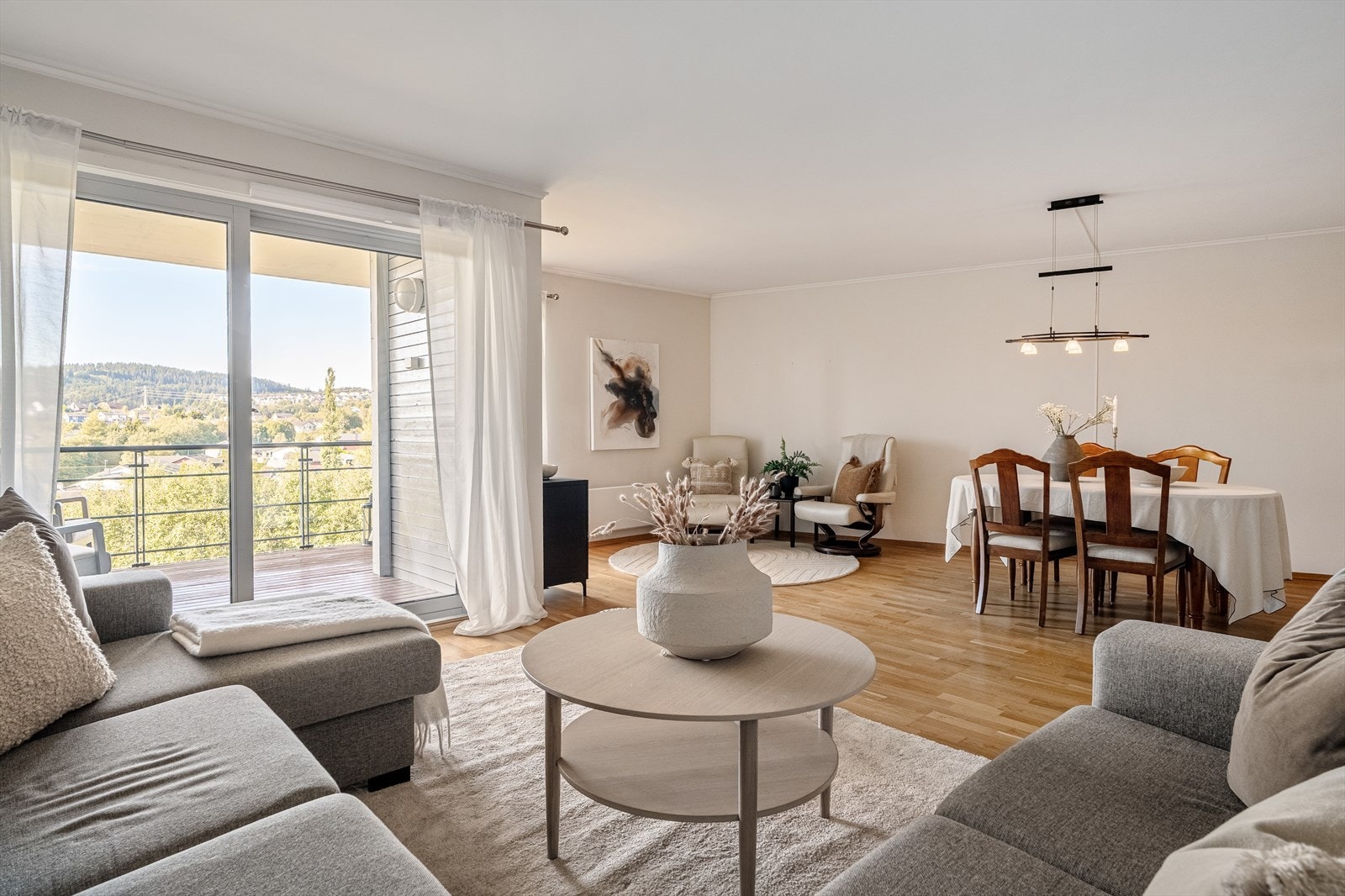 Leiligheten har flott beliggenhet i 3. etasje med sørvest-vendt balkong hvor du nyter gode sol- og utsiktsforhold Galleribilde