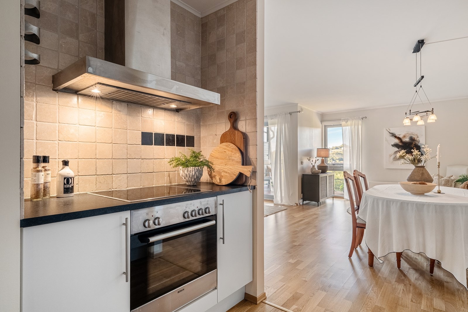 Den åpne løsningen gir god plass til sammenkomster med familie og venner. Galleribilde