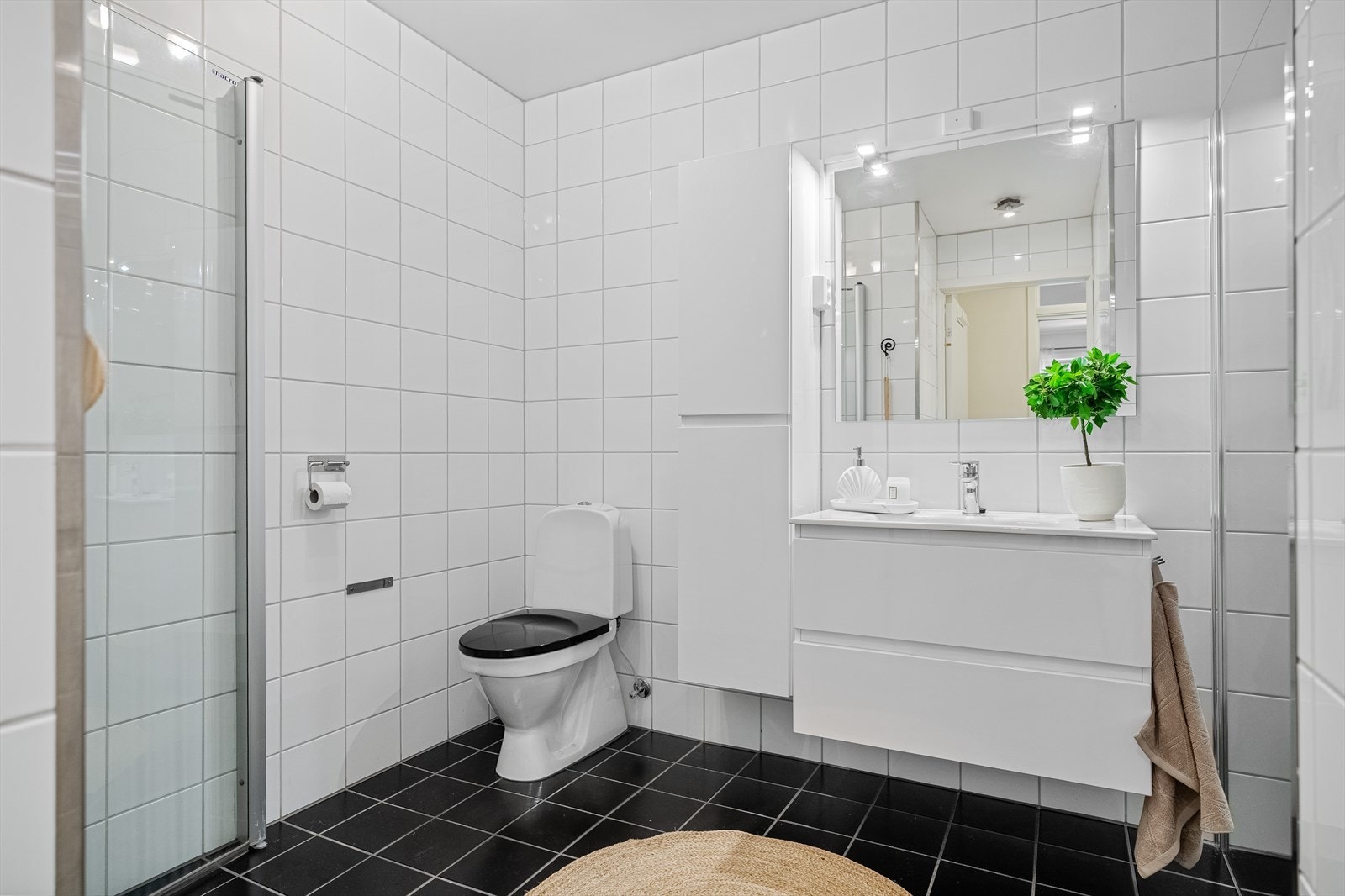 Flislagt bad på hele 6,9 m² med flott baderomsinnredning, to dusjer og toalett. Galleribilde