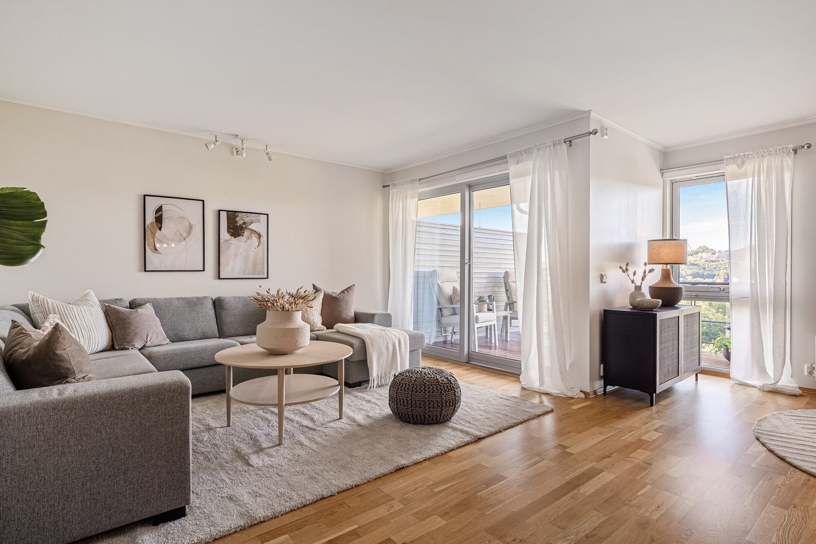 Her får dere en lys og romslig stue på 32,9 m² med god plass til både spise- og sittegruppe. Galleribilde