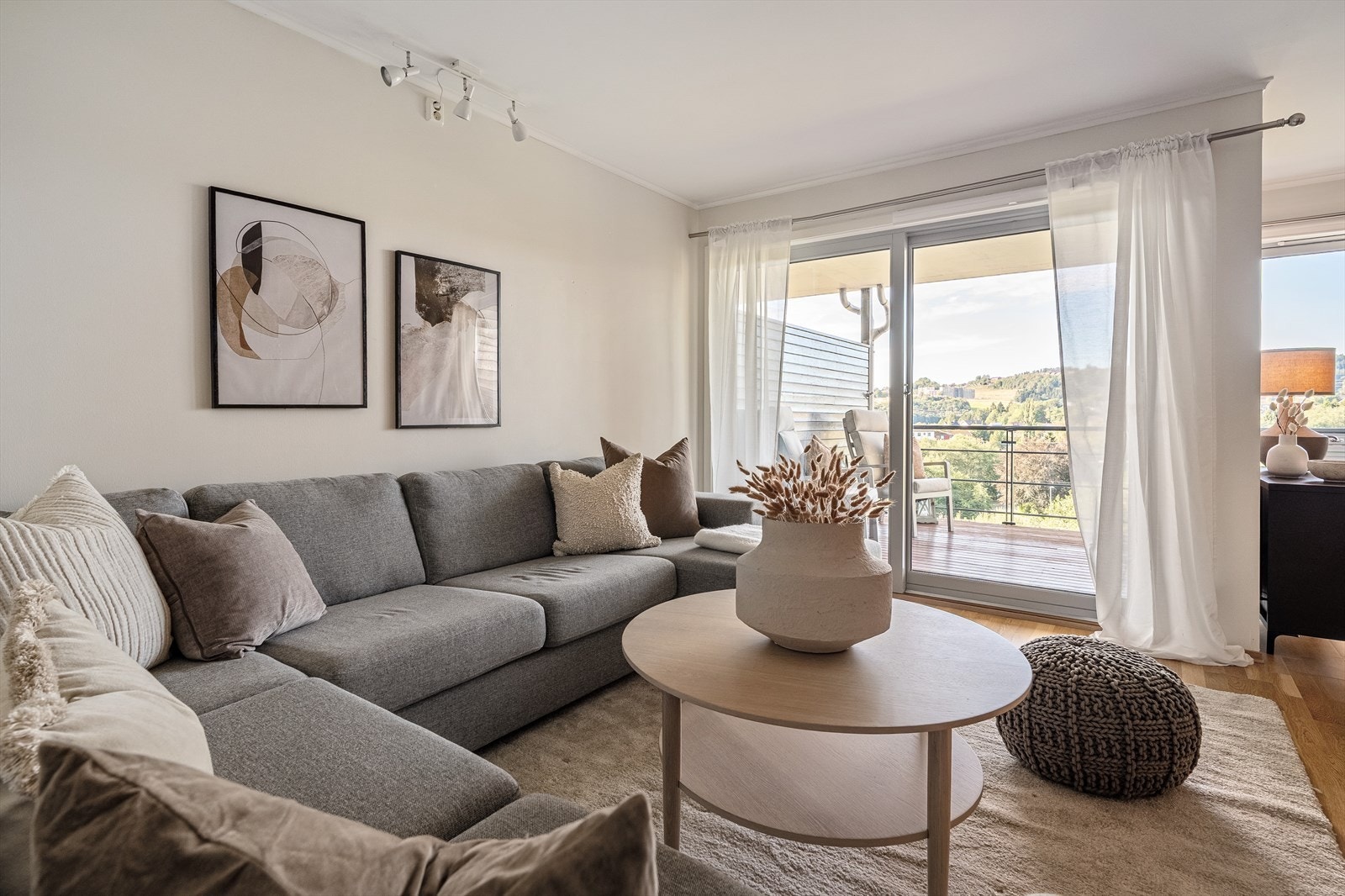 Fra stuen har du direkte adkomst balkongen på hele 11 m². Galleribilde