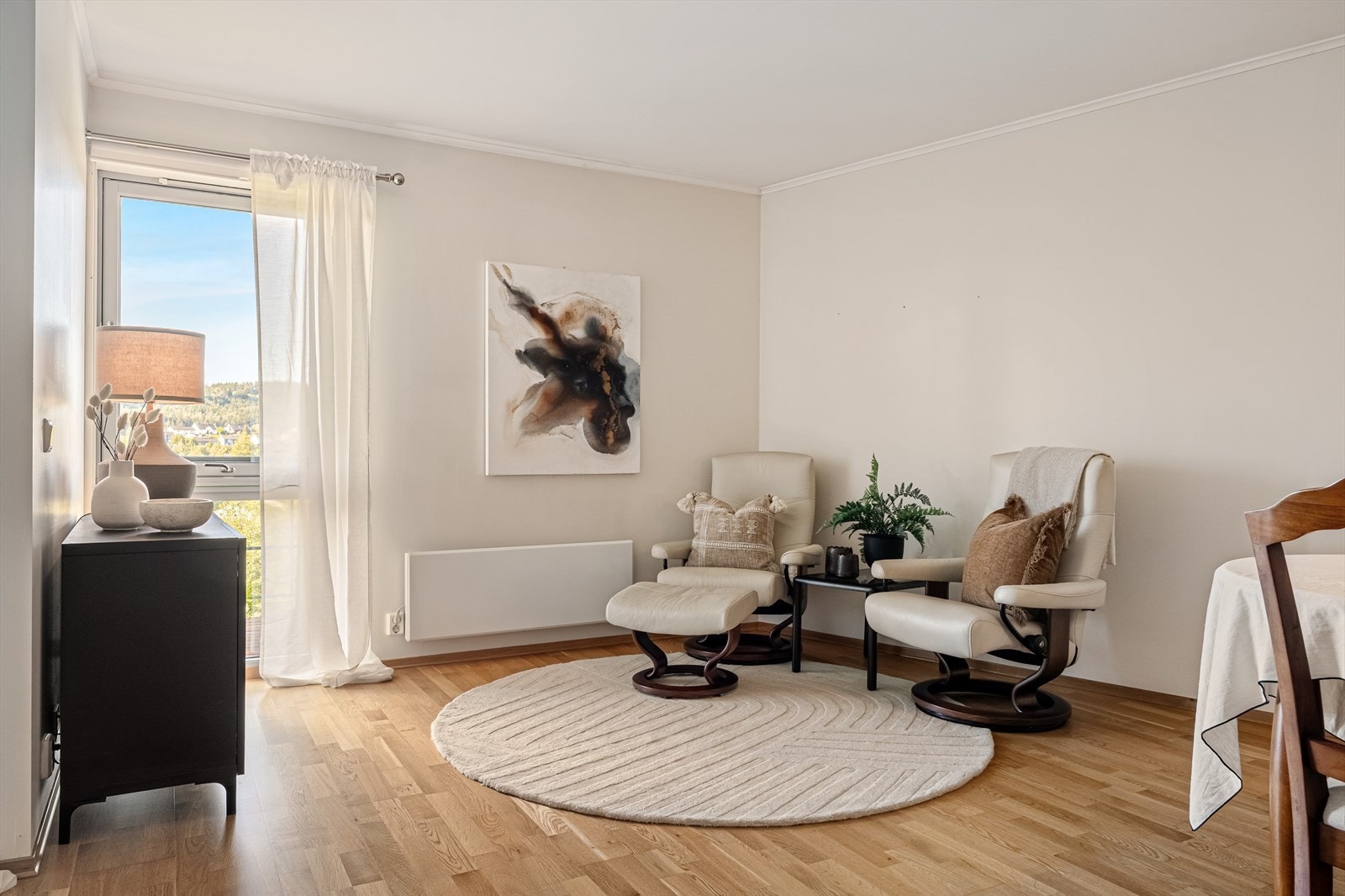 Stuens utforming gjør det mulig med ulike møbleringsløsninger. Galleribilde