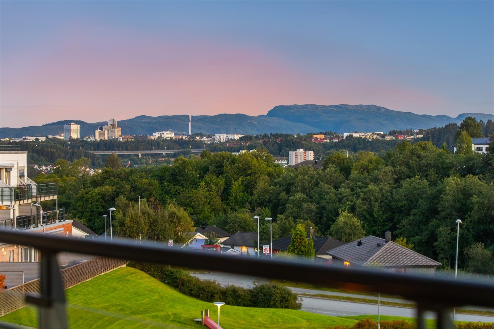 Fra leiligheten er det kort avstand til "alt" du trenger i hverdagen som blant annet dagligvarehandel, gode kollektivtilbud og ikke minst marka. Galleribilde