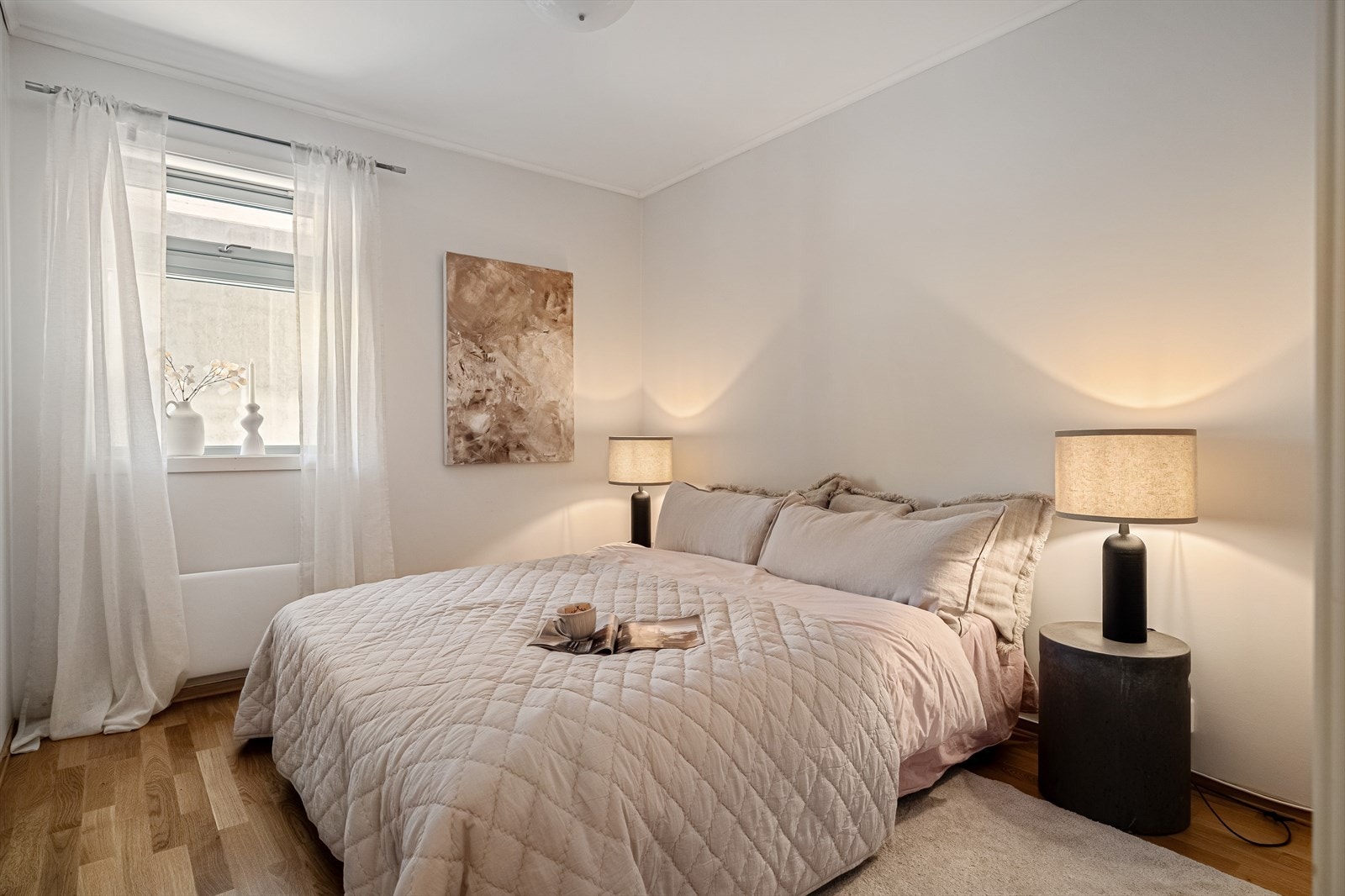 Soverommene er på 8,6 m² og har god plass til dobbeltseng, nattbord og garderobeløsning. Galleribilde