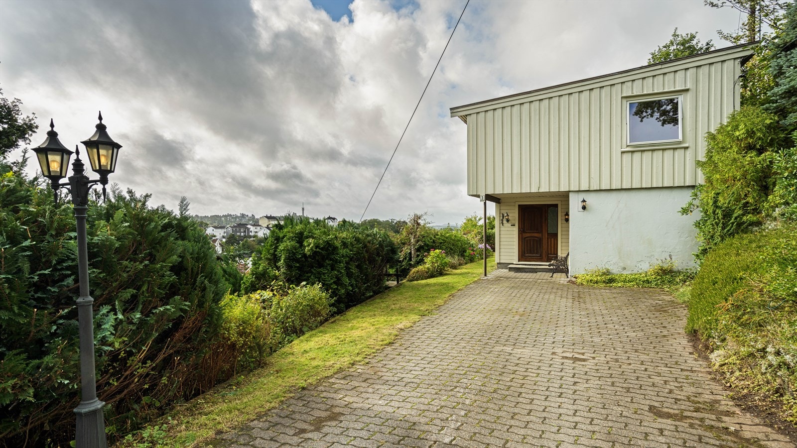 Romslig innkjørsel med belegningsstein Galleribilde