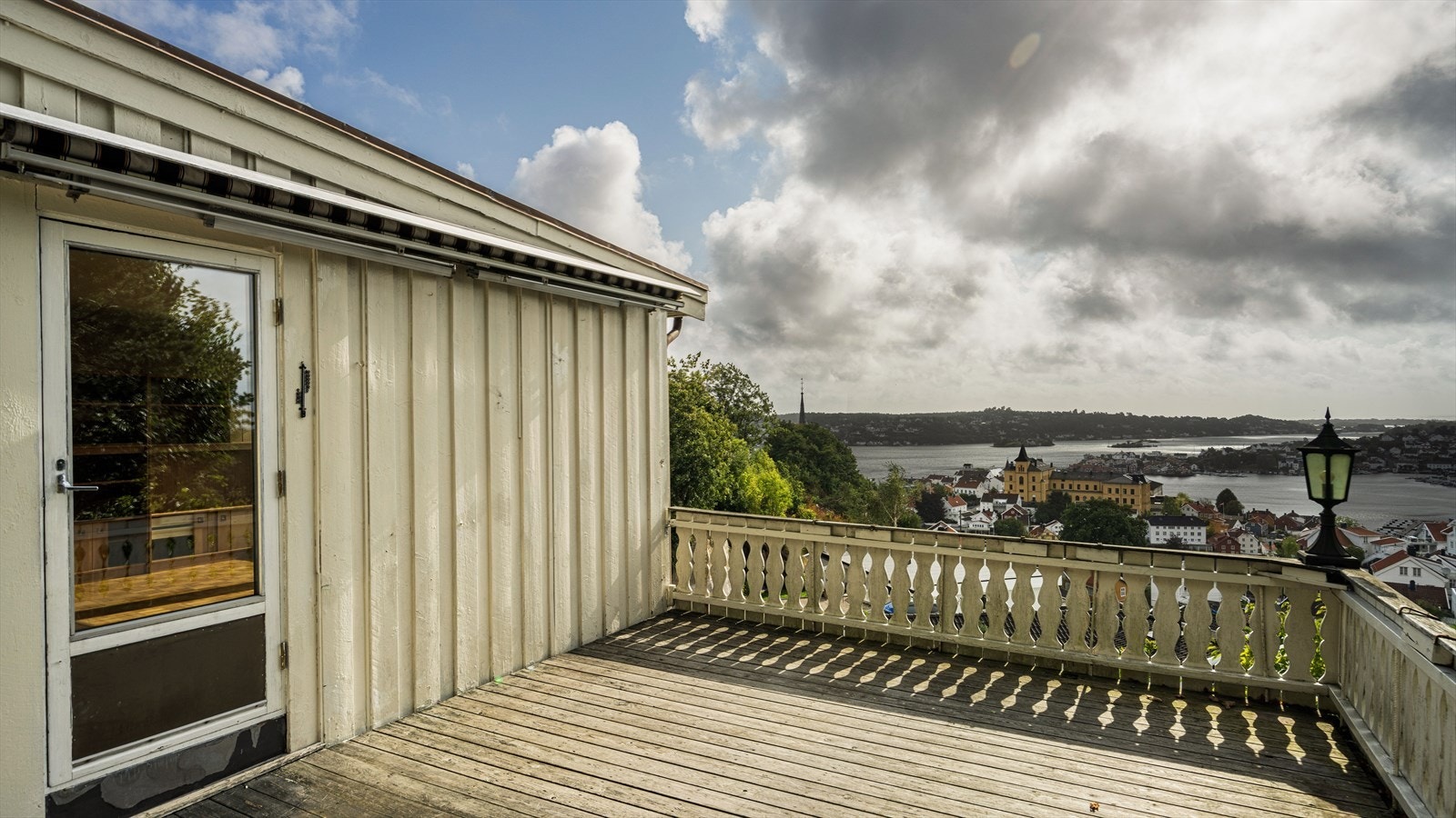 Fra stuen er det adkomst til romslig veranda Galleribilde