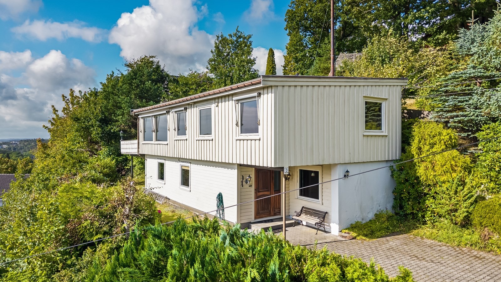 Eneboligen har en luftig og usjenert beliggenhet på Stintaterrasse Galleribilde