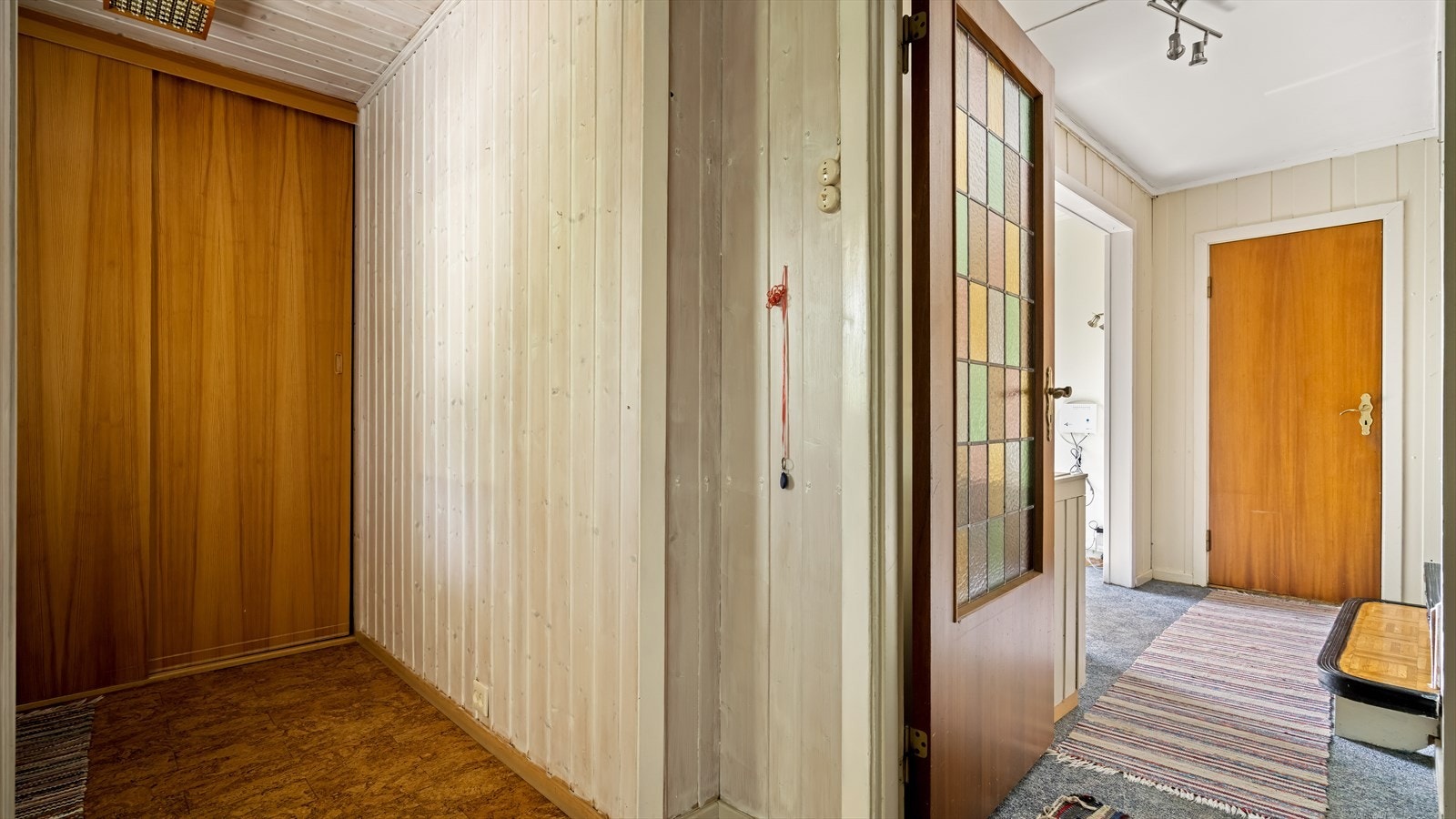 Skyvedørsgarderobe i entréen Galleribilde