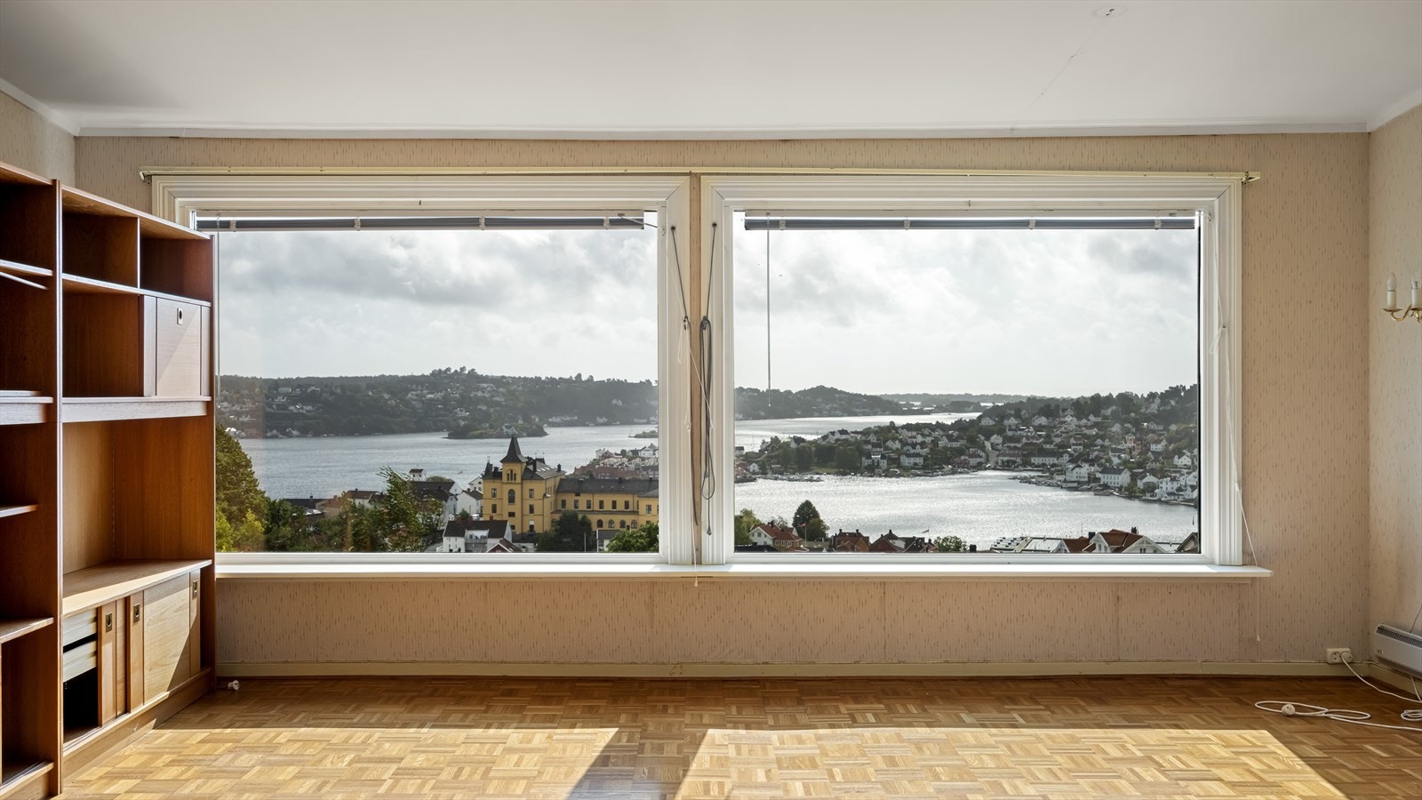 Oppholdsrommet har store vindusflater som gir god tilgang til utsikten. Bilde før skade Galleribilde