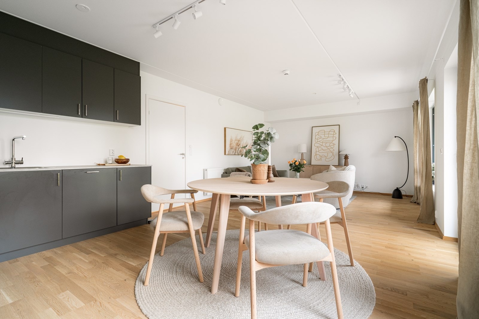 I tillegg til sofagruppe er det en god spiseplass inntil kjøkkenet. Fjernvarmeanlegg med varmefordeling via radiatorer i leiligheten. Galleribilde