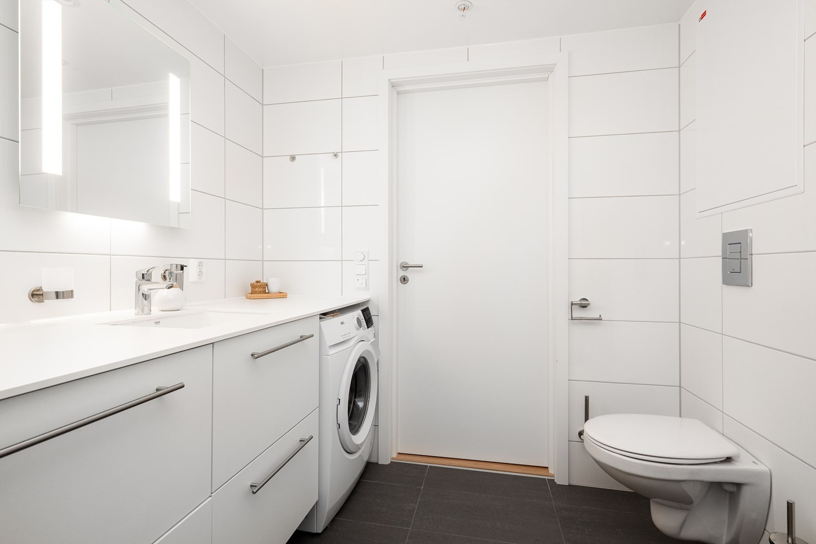 Leiligheten har baderom på 6 m2 som også fungerer fint som vaskerom. Badet er helfliset med varmekabler i gulvet, og har benkeplate som går fra vegg til vegg med nedfelt servant. Galleribilde