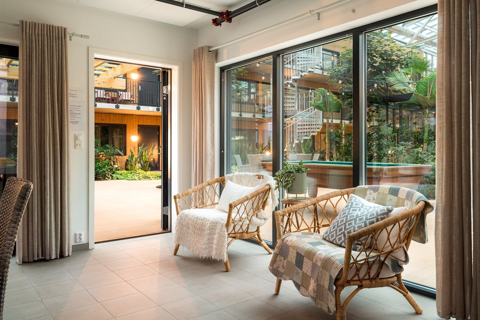 Her kan man samles for å lage mat og spise sammen med gode naboer, delta på kurs eller arrangere hyggelige sammenkomster. Det er du og naboene dine som bestemmer hvilke fellesaktiviteter dere ønsker å ha sammen i felleshuset! Galleribilde