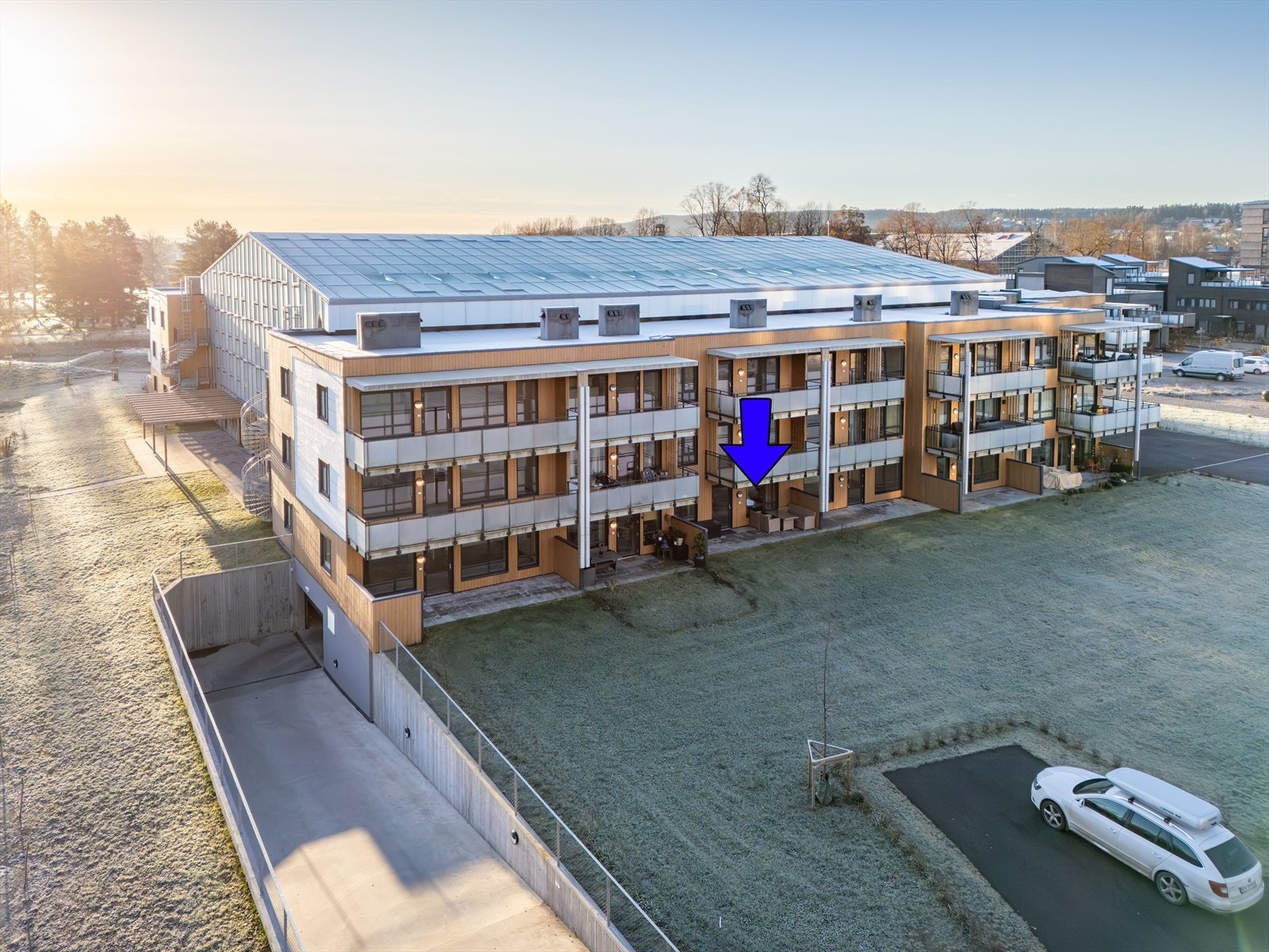 Det er garasjekjeller med en garasjeplass tilhørende hver leilighet, det er også bod til hver leilighet her. Sykkelparkeringen er i garasjekjelleren. Gjesteparkering er på utsiden av borettslaget. Galleribilde