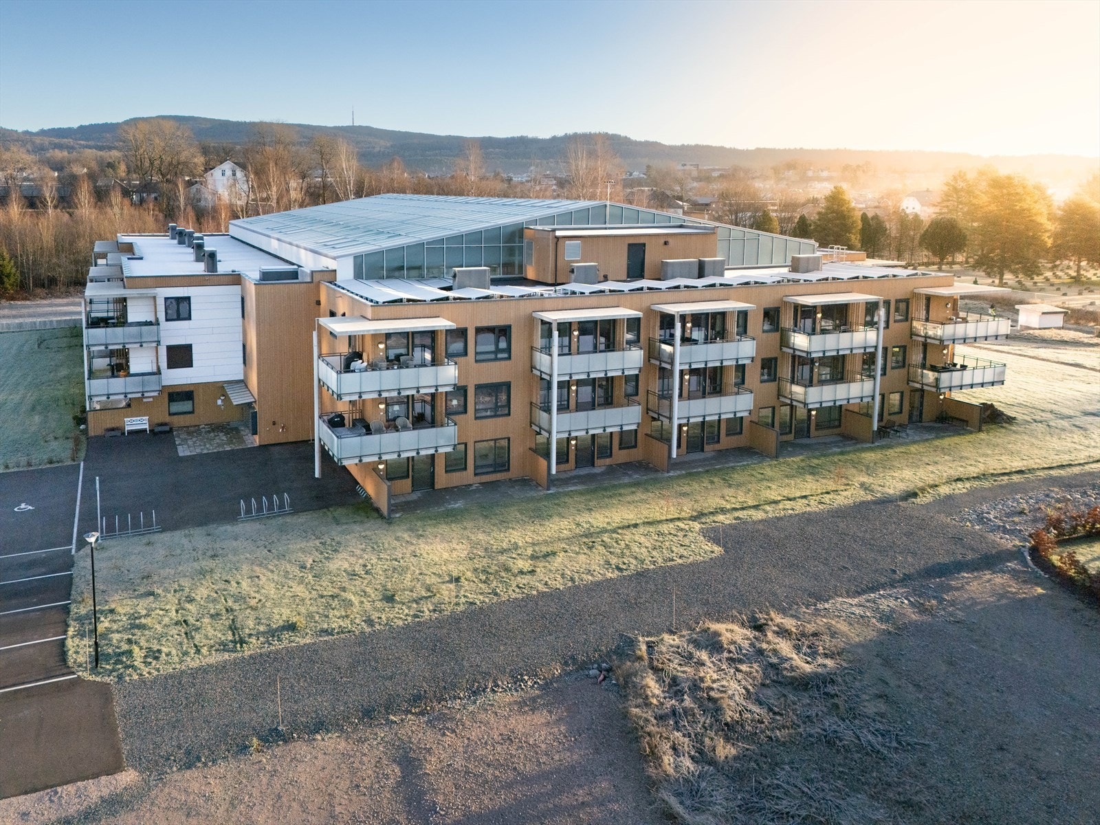 Bovieran ligger på tidligere Lekelandstomta ved inngangen til Lundedalen, og har en fantastisk solrik beliggenhet i rolige og grønne omgivelser. Galleribilde