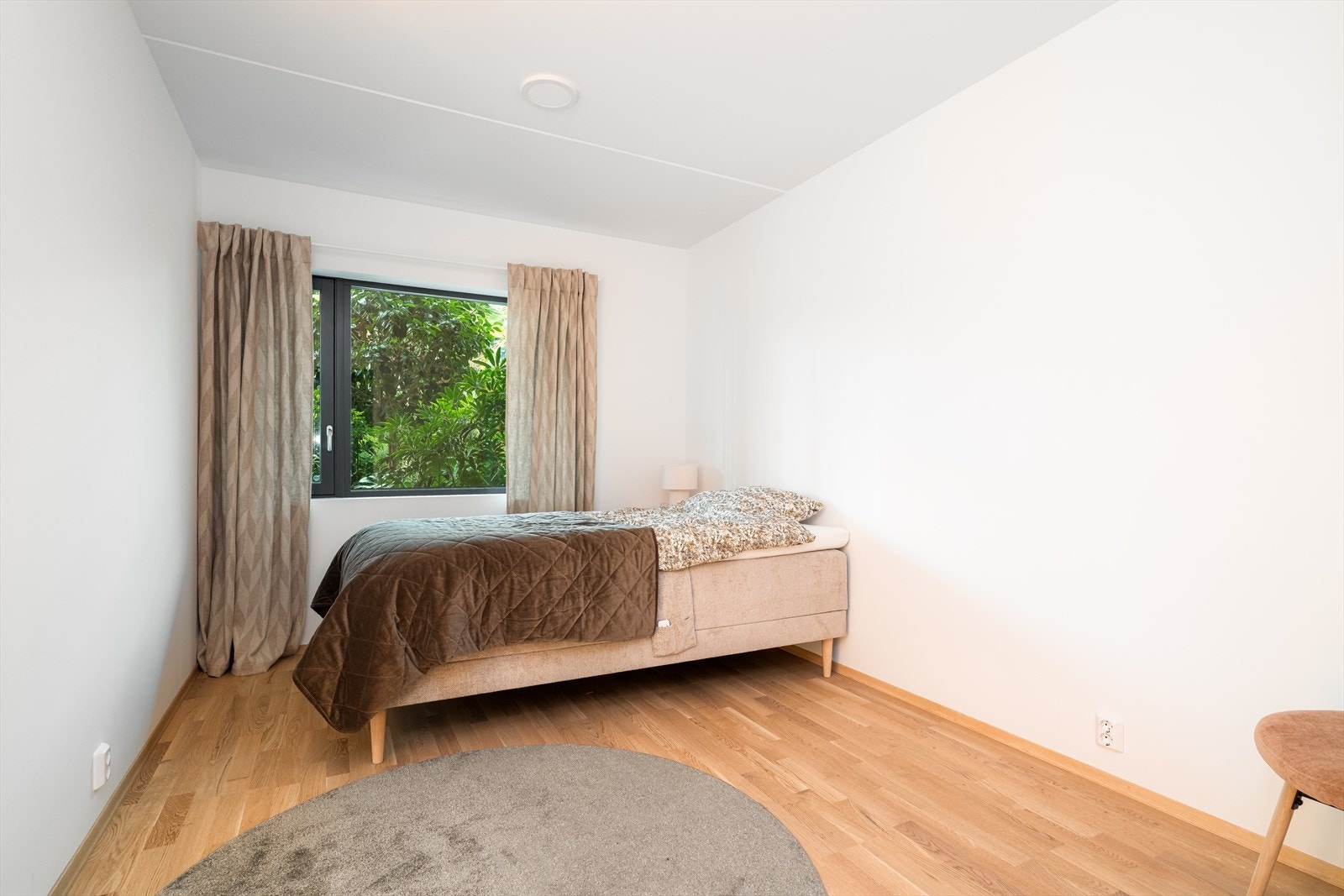 Hovedsoverommet har god størrelse og en romslig fin 'walk in' garderobe. Soverommet ligger godt skjermet av busker og trær. Galleribilde