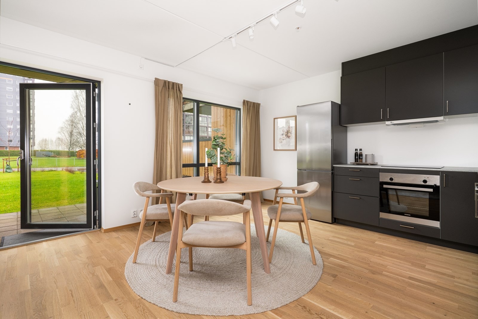 Kjøkkenet har integrert koketopp, stekeovn og oppvaskmaskin, og over kokesonen er det ventilator med avtrekk ut. Frittstående kjøl/fryseskap medfølger i salget. Galleribilde