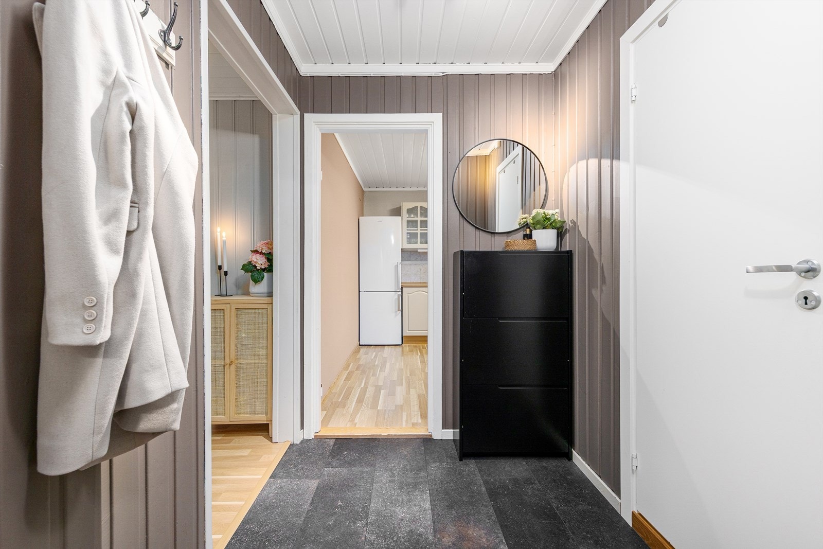 Lys og hyggelig entré med plass for enkle garderobe- og opphengsløsninger. Galleribilde