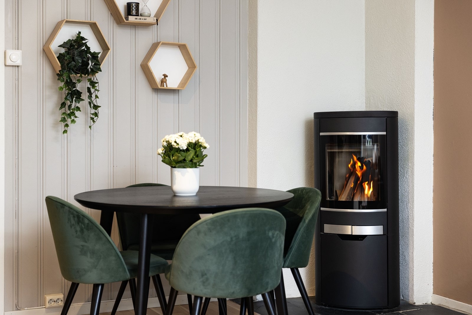 Peisovnen er selve hjertet i rommet og bidrar til å varme opp både rom og stemning. Galleribilde