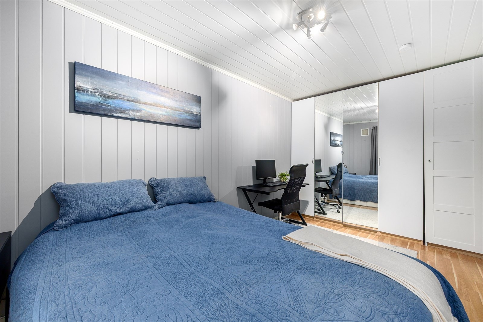 Her er det god plass for dobbeltseng, nattbord og gode garderobeløsninger. Galleribilde