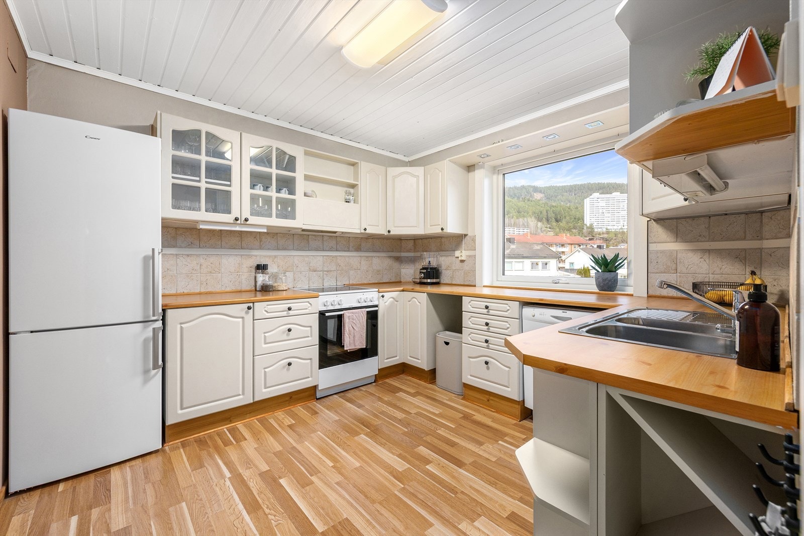 Tidløst kjøkken med alt en måtte trenge av skap-, skuff- og benkeplass. Galleribilde