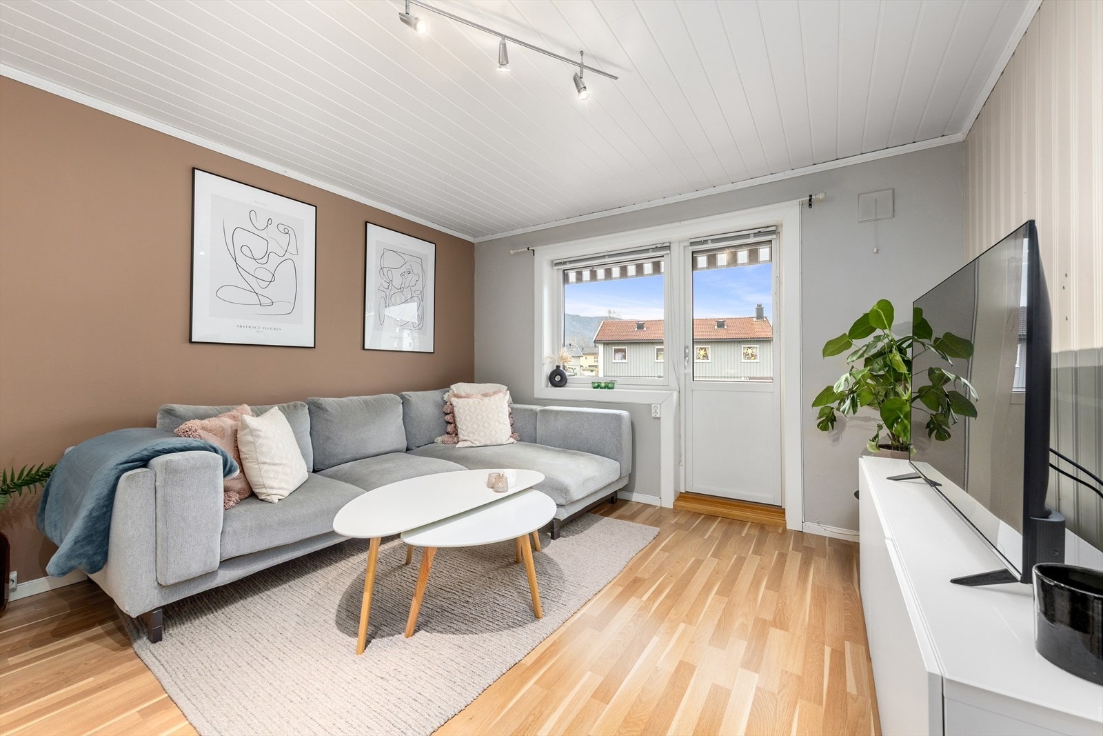 Sofakroken finner fort sin naturlige plass i rommet, og tv-en kan med fordel plasseres mot/på vegg. Galleribilde