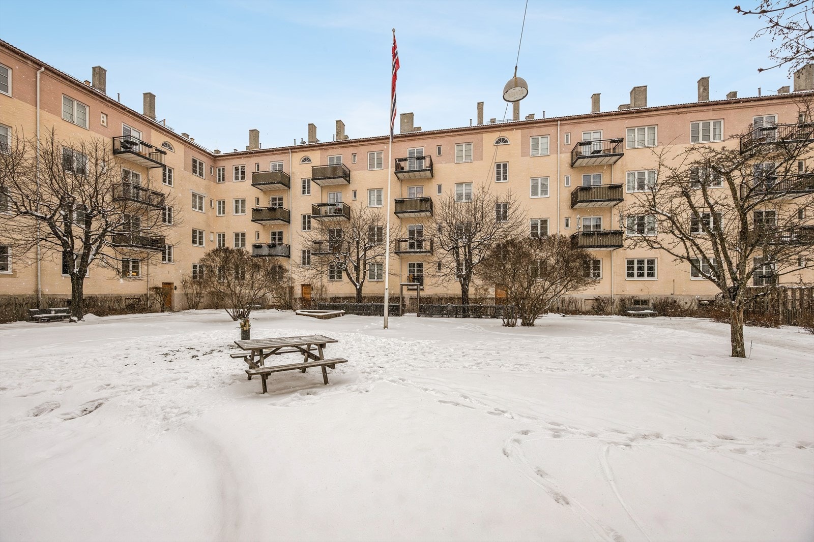 Meget pent opparbeidet fellesområde som ligger godt beskyttet innenfor det omkransende bygningskvartalet. Galleribilde