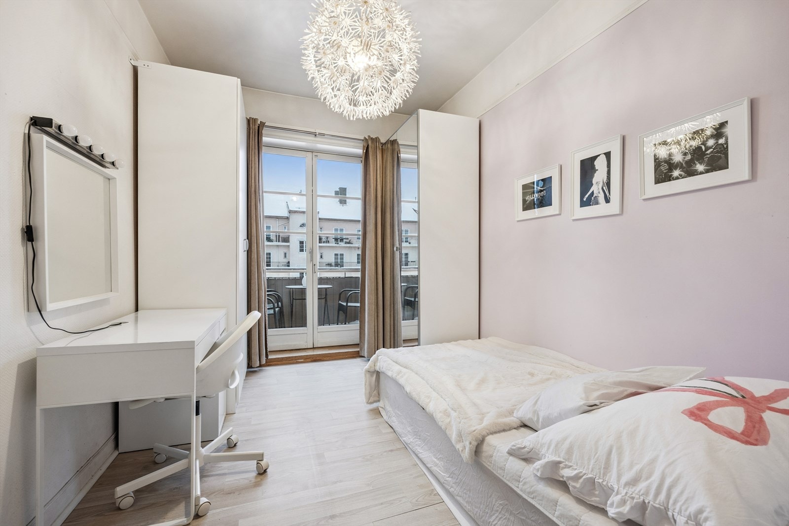 Soverom 2 med utgang til balkong. Galleribilde