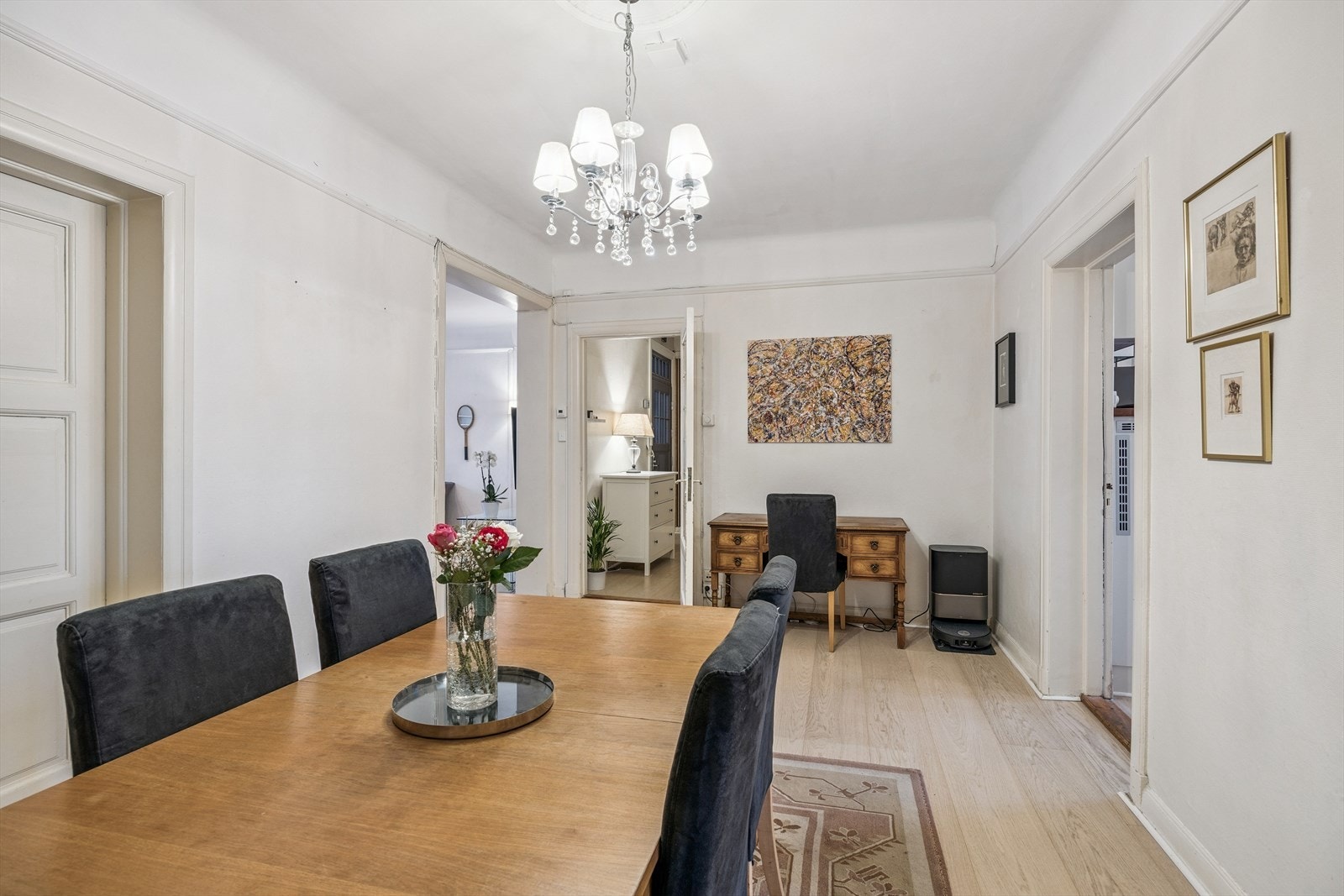 Spisestue med plassbygde bokhyller og innredninger.
Det er varmefolie i gulv i entré, stue, spisestue og ett soverom. Galleribilde