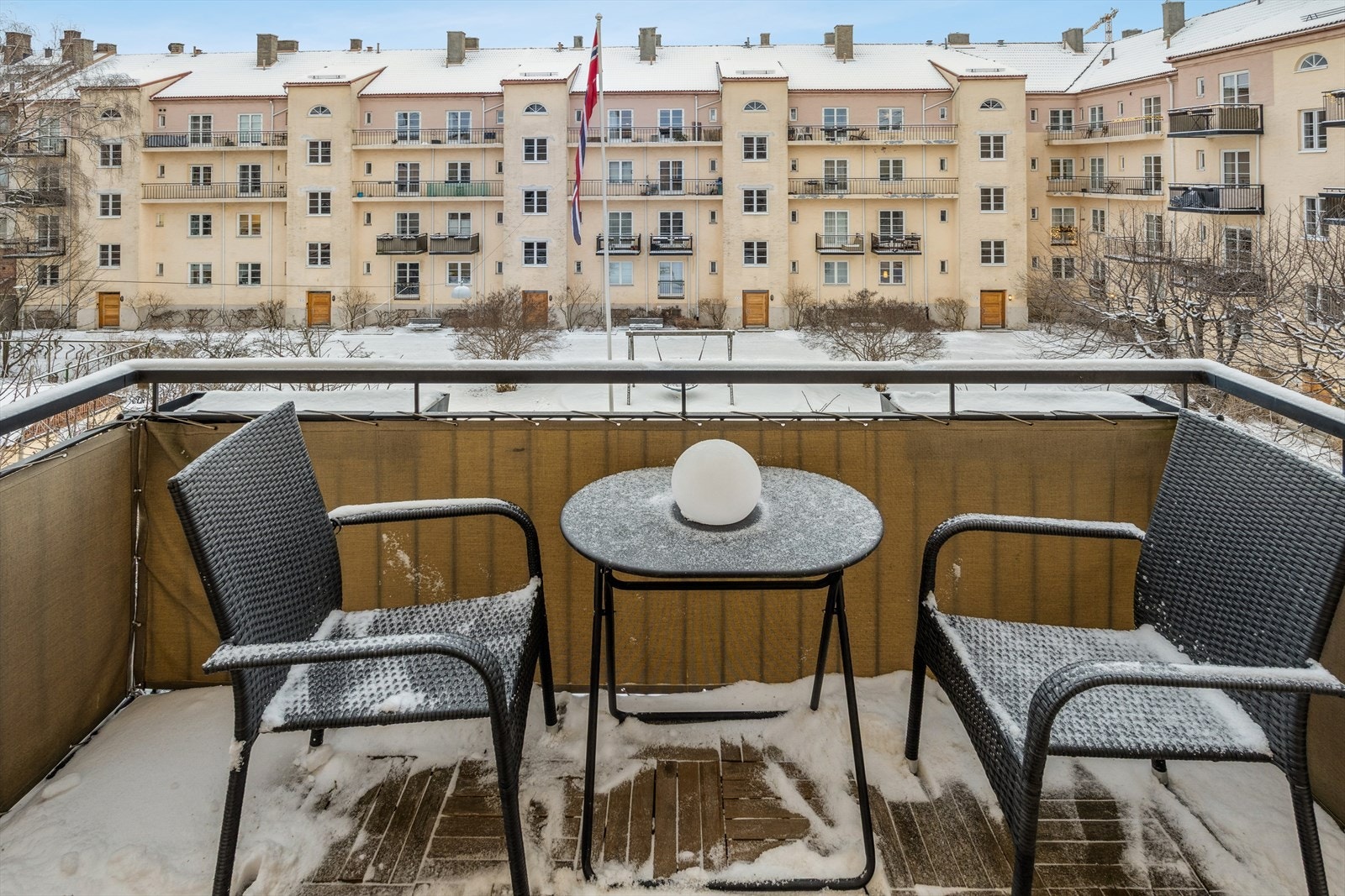 Sydvestvendt balkong på 4m² med gode solforhold mot rolig bakgård. Galleribilde