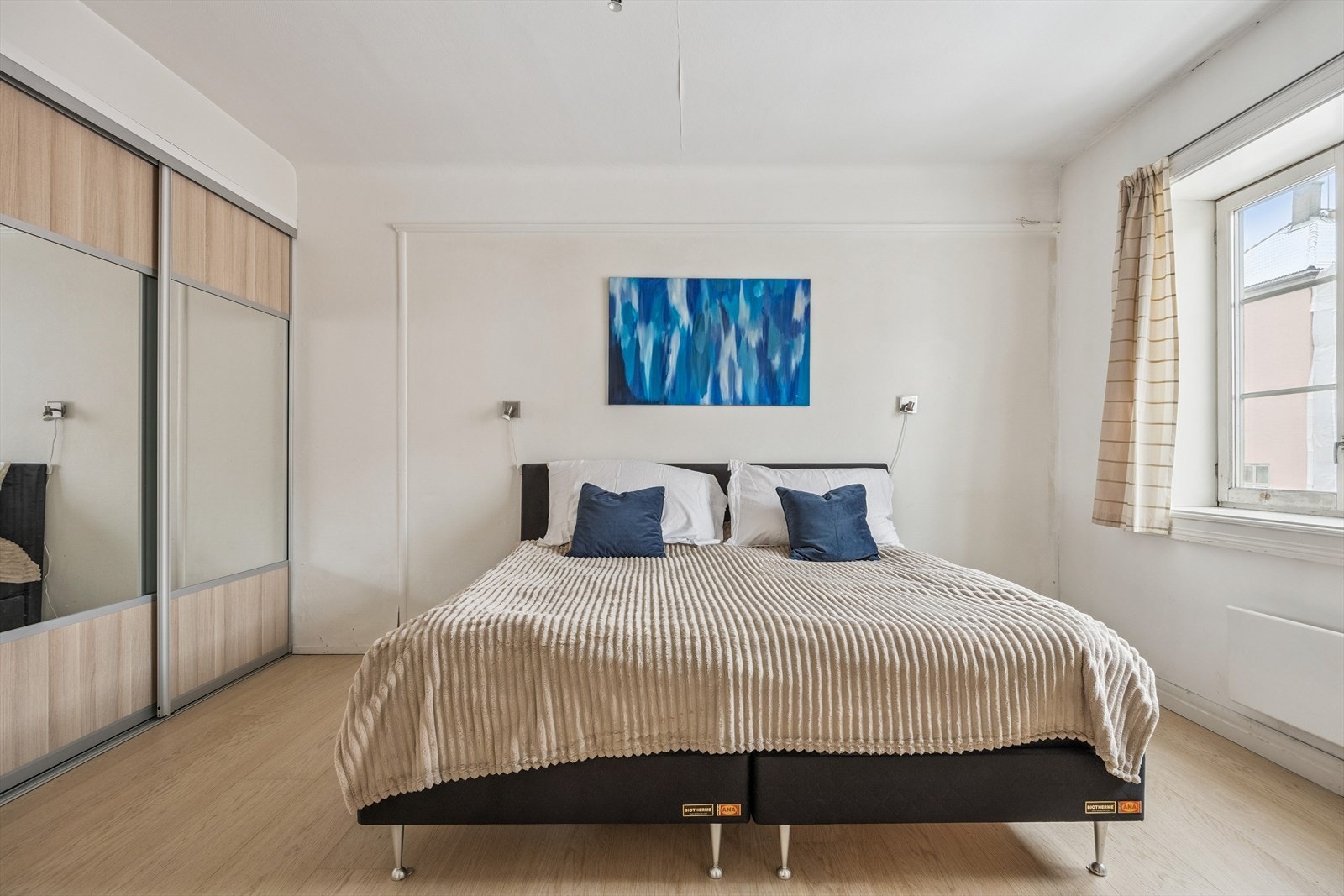 Hovedsoverom med skyvedørsgarderobe. Galleribilde