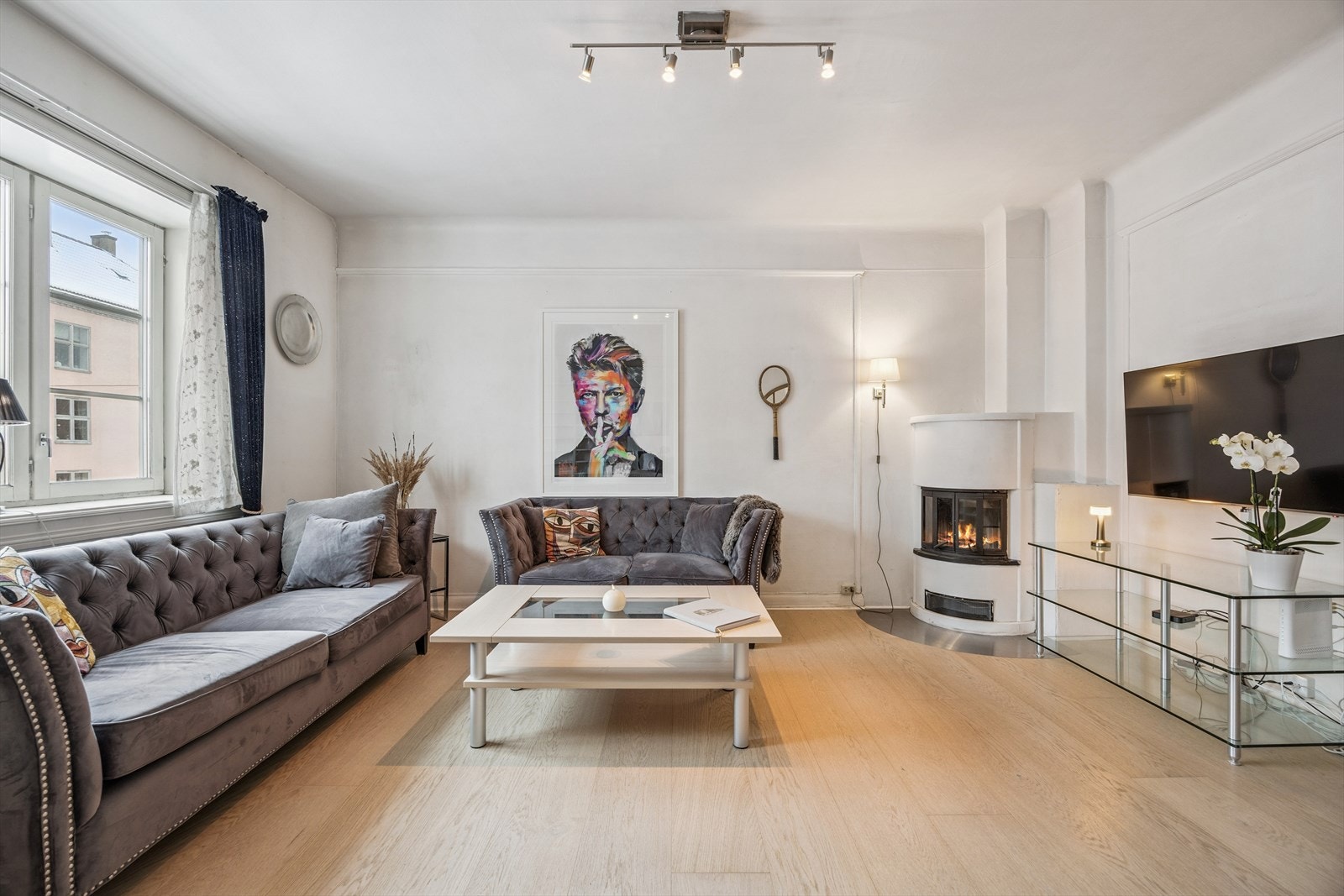 Selveierleilighet i 3 etg. inneholder: Entré, kott, kjøkken, bad, spisestue, stue med peis og 2 soverom hvorav det ene har utgang til balkong på 4 kvm. som vender inn mot gårdsrommet. Loftsbod på 6 kvm. Kjellerbod på 13 kvm. Galleribilde