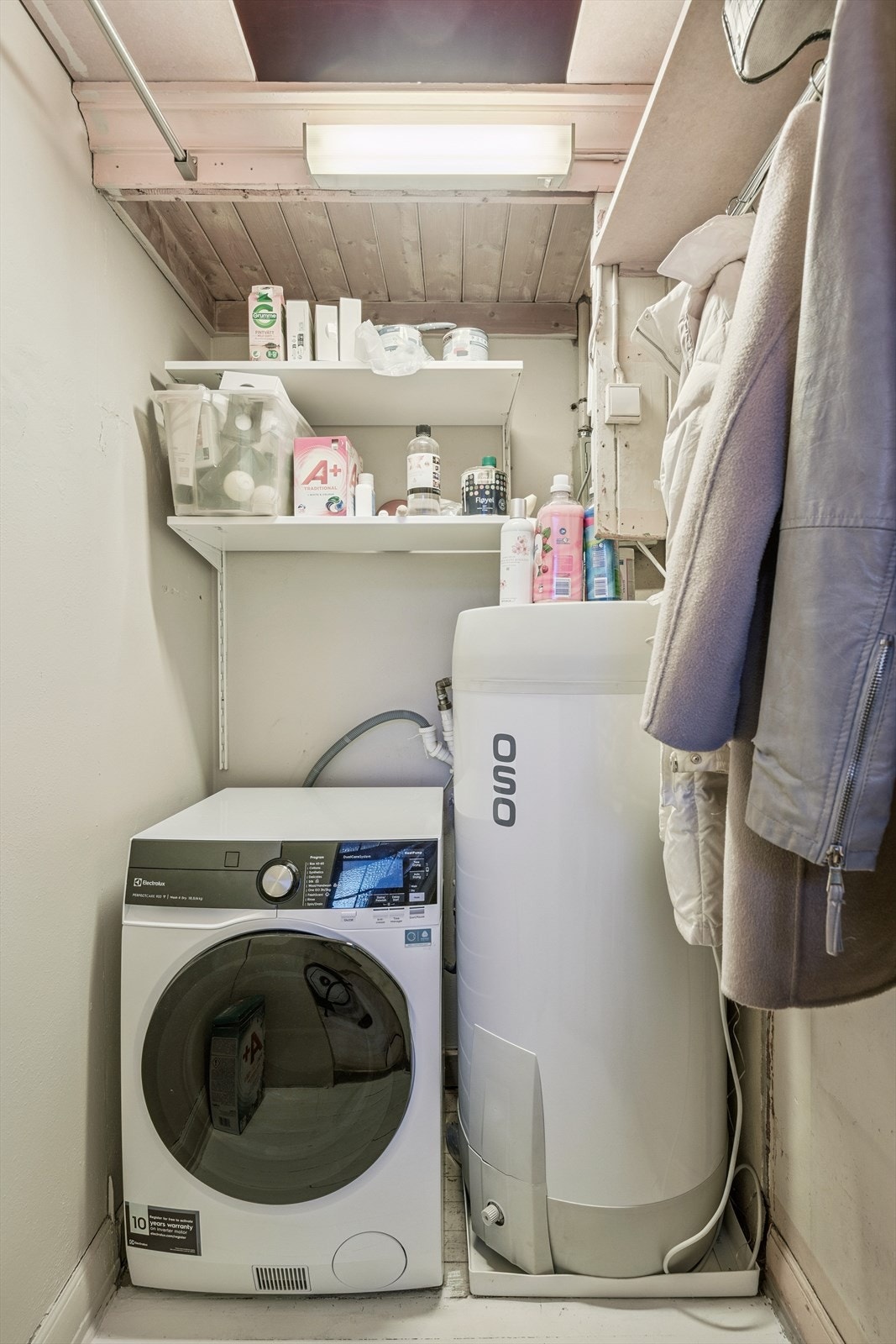 I bod/kott i entré/gang er det installert varmtvannsbereder fra 2025 og opplegg for vaskemaskin.
I tillegg disponeres 2 store boder:
Kjellerbod på 13 kvm.
Loftsbod på 6 kvm BRA. Ca. 9 kvm gulvflate. Galleribilde