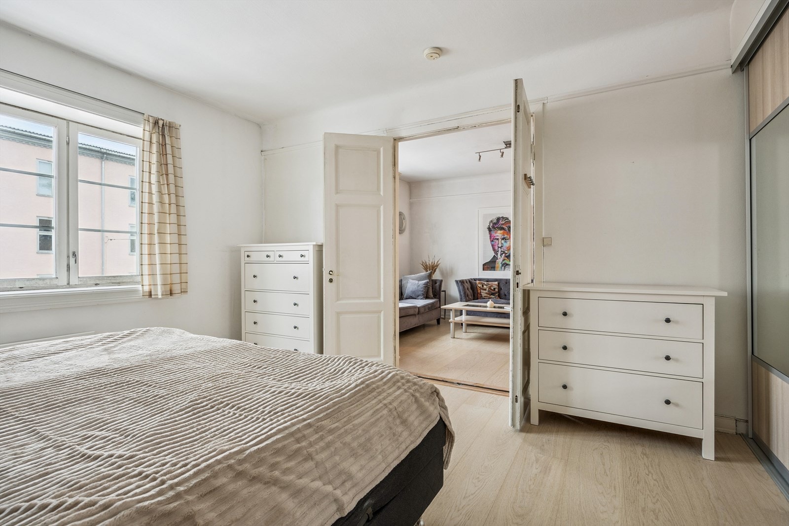 Hovedsoverom med skyvedørsgarderobe. Galleribilde