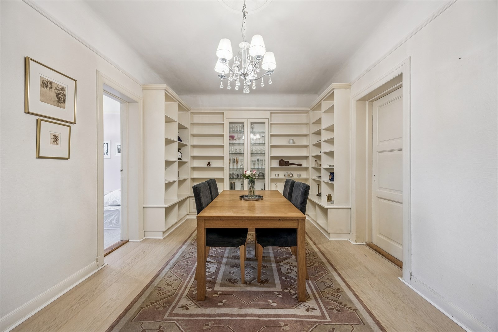 Spisestue med plassbygde bokhyller og innredninger.
Det er varmefolie i gulv i entré, stue, spisestue og ett soverom. Galleribilde