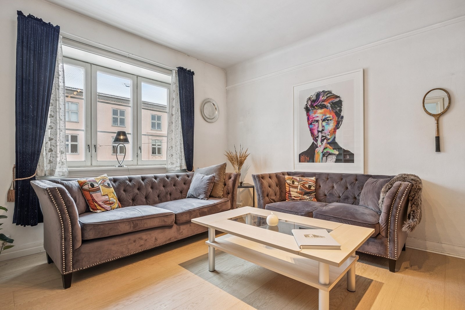 Stue med peis.
Det er varmefolie i gulv i entré, stue, spisestue og ett soverom. Galleribilde