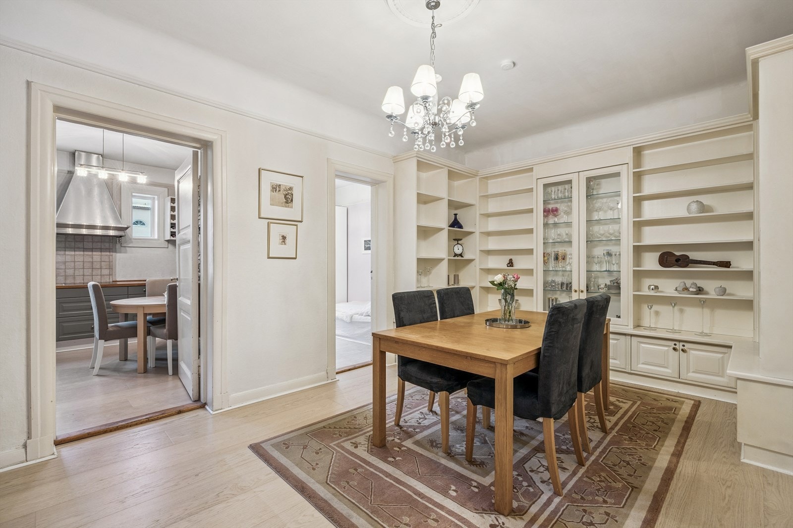 Spisestue med plassbygde bokhyller og innredninger.
Det er varmefolie i gulv i entré, stue, spisestue og ett soverom. Galleribilde