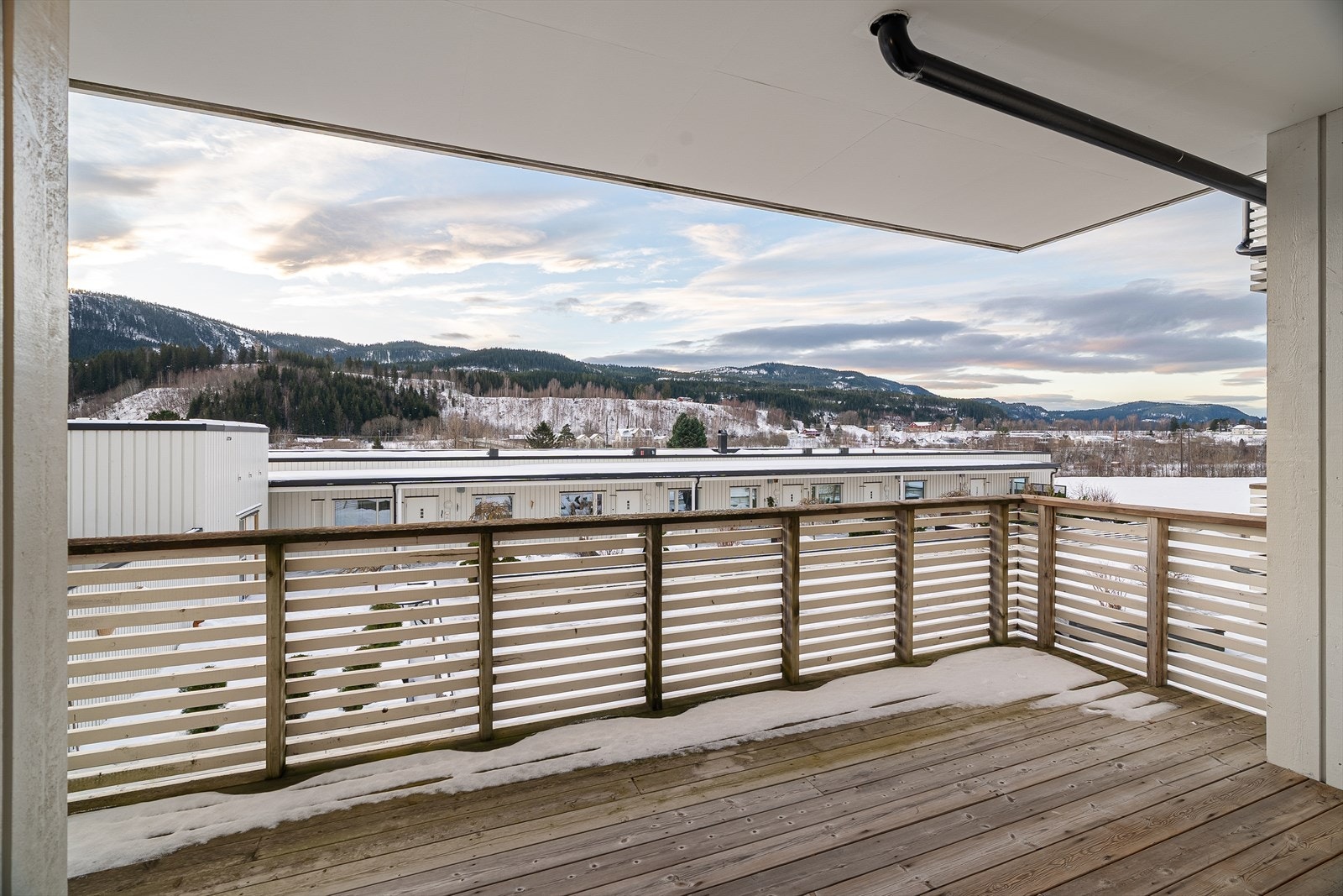 Stor og solrik sørvendt veranda med takoverbygg - Ca. 15 kvm Galleribilde