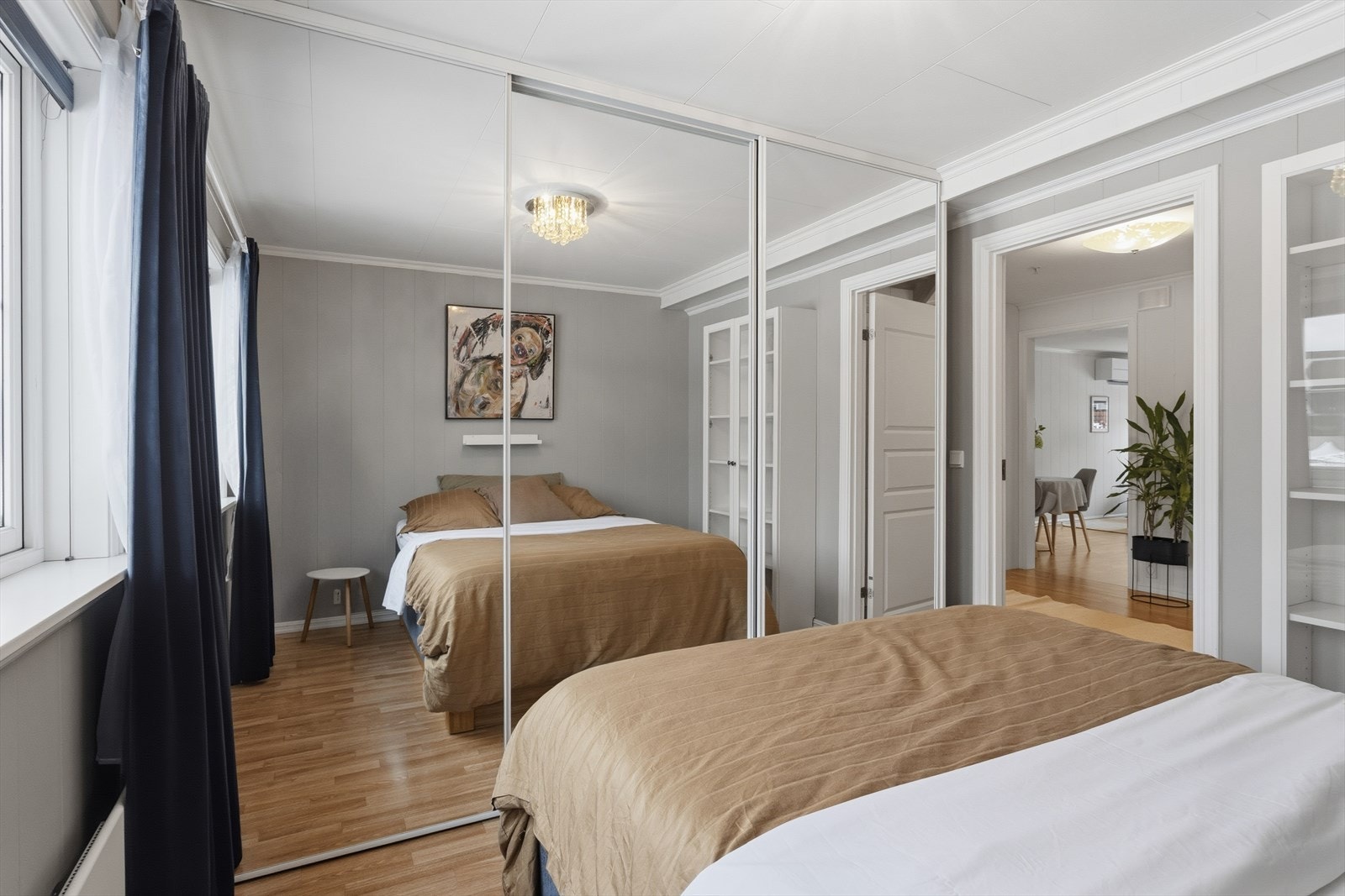 Leiligheten har tre romslige soverom, alle med plass til dobbeltseng og garderobeløsning. Galleribilde