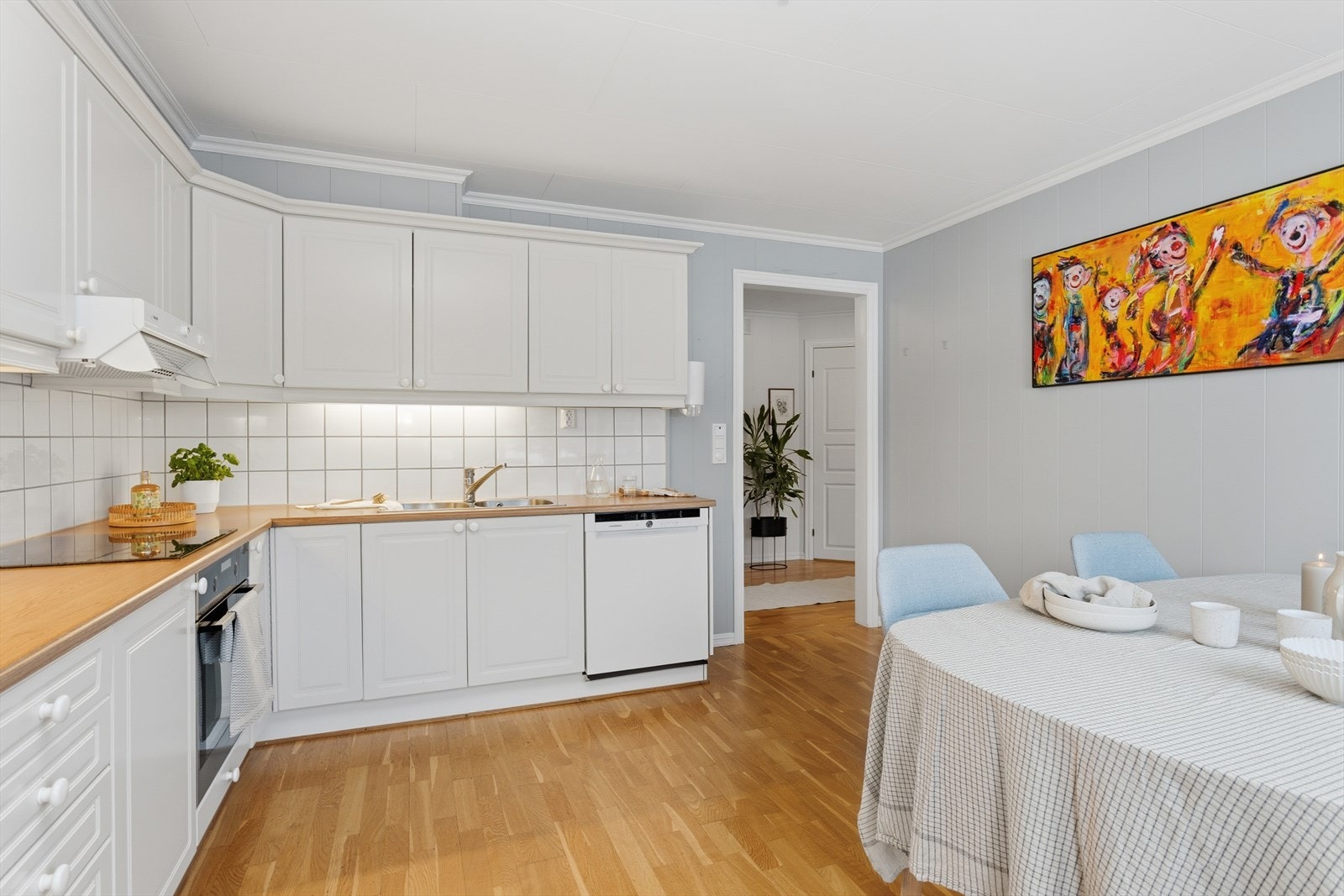 Innredningen byr på gode arbeidsflater og rikelig med oppbevaringsplass i både skuffer og skap. Galleribilde