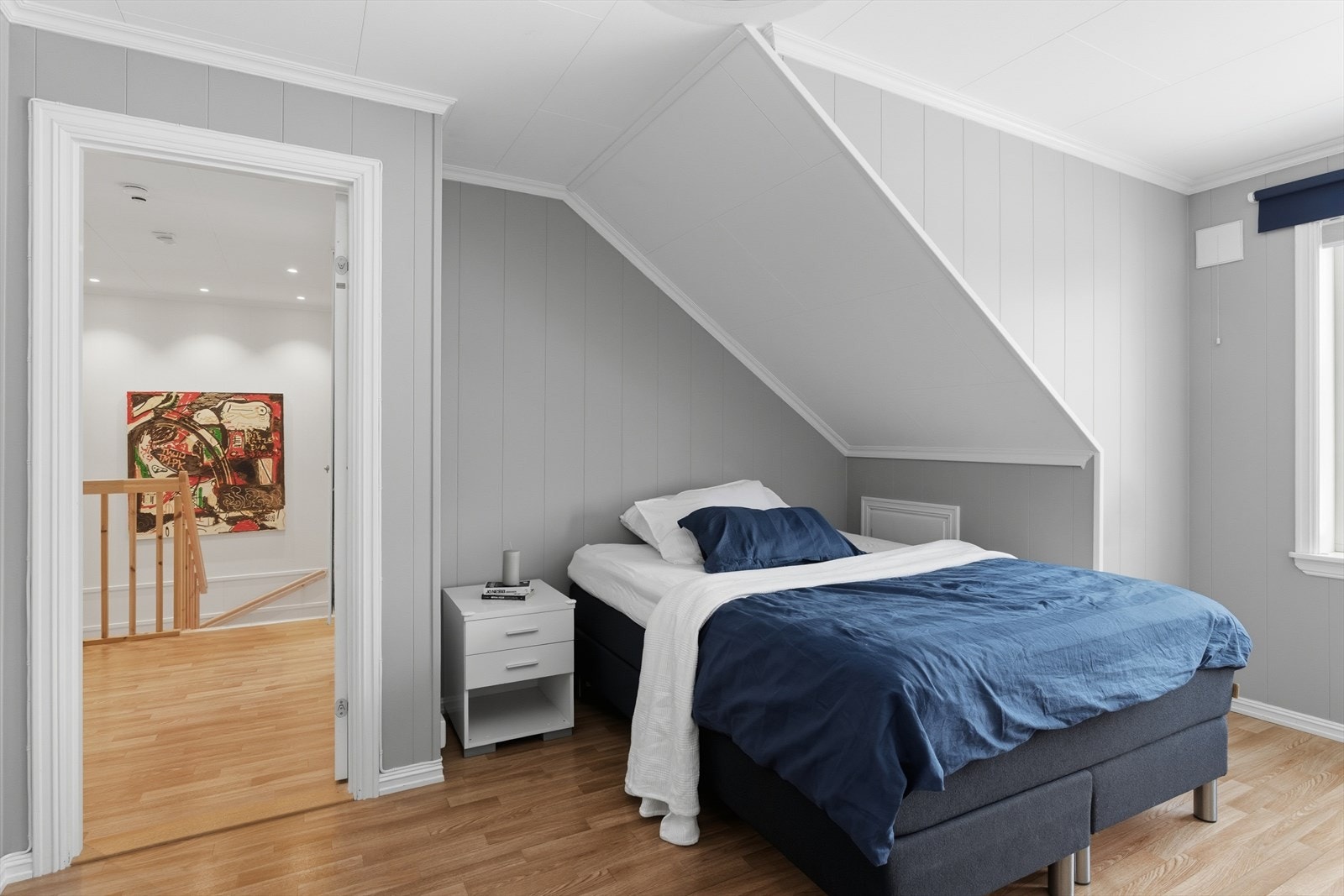 Det er plass til dobbeltseng og garderobeløsning. Galleribilde