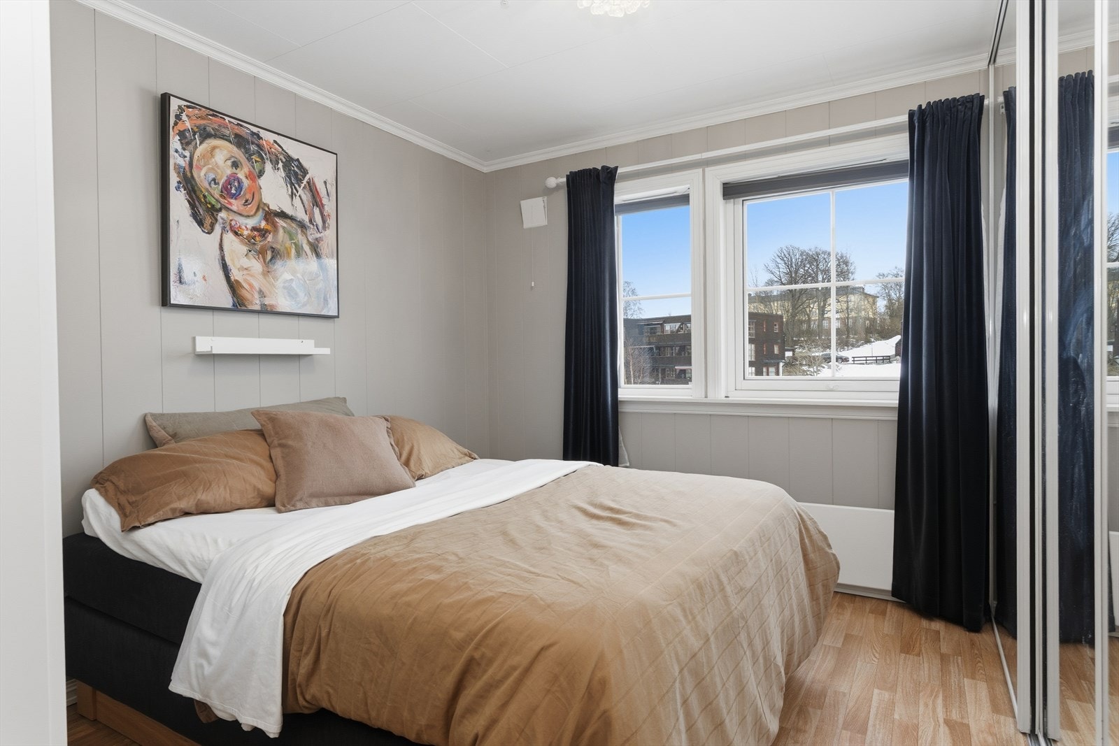 Soverommet har to vinduer som slipper inn godt med lys, samt en praktisk skyvedørsgarderobe. Galleribilde