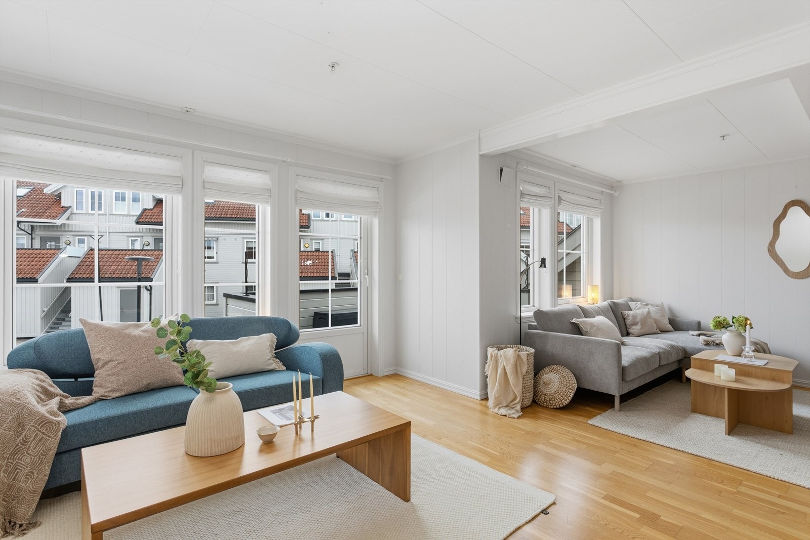 Vinduene slipper inn godt med naturlig lys, som gir rommet en luftig og åpen følelse. Galleribilde