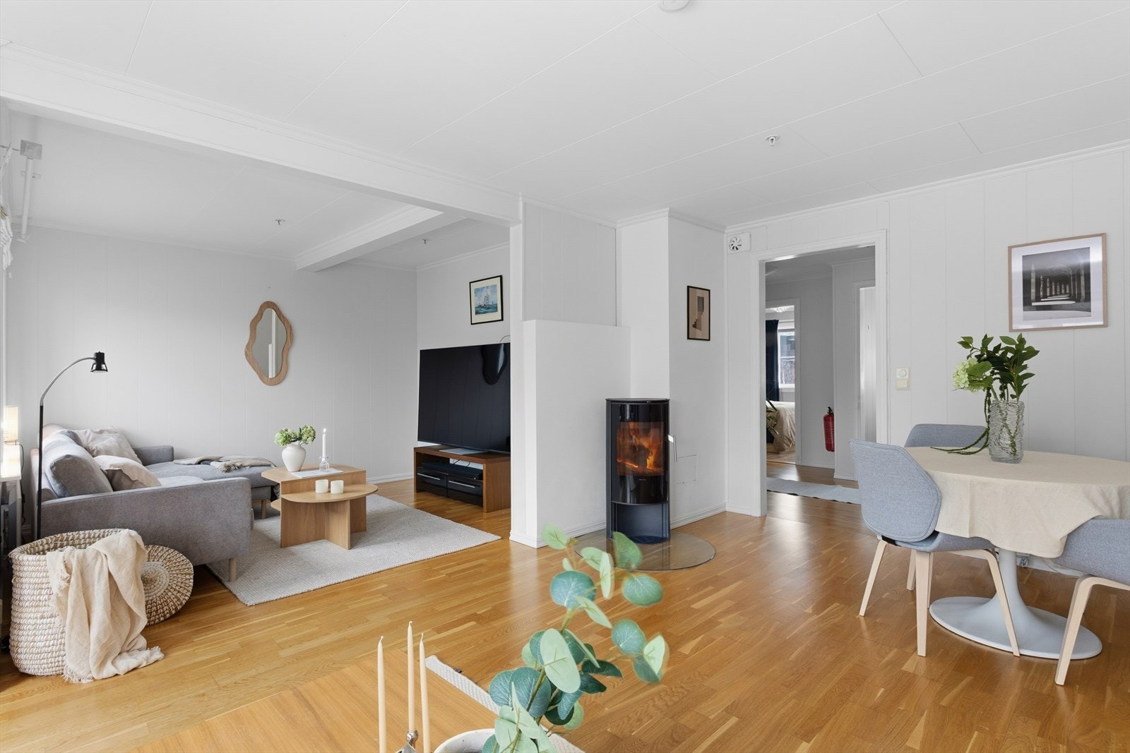 Boligen har en praktisk planløsning med adskilt kjøkken fra stuen. Galleribilde