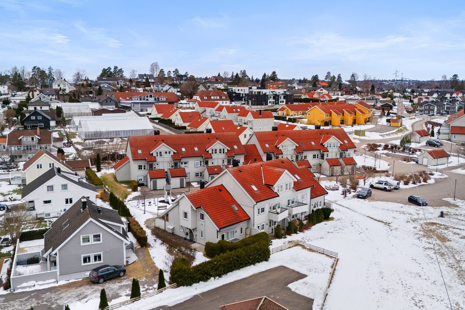 Leiligheten ligger meget sentralt og med kort gangavstand til Olsrød Park med treningssenter, dagligvare og flere butikker. Galleribilde