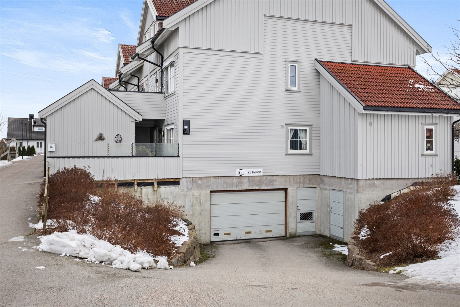 En biloppstillingsplass i felles garasjeanlegg følger leiligheten. Galleribilde