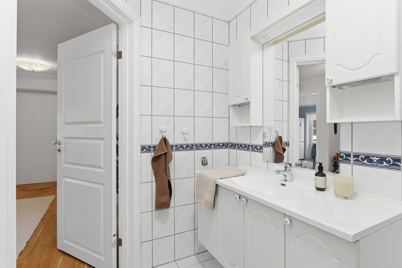 Praktisk baderomsinnredning med god plass til oppbevaring. Galleribilde