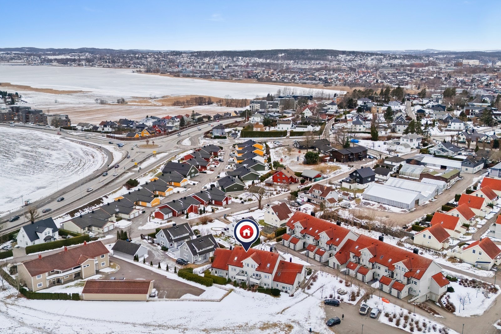 Leiligheten ligger i et attraktivt boligområde ved Presterød med kort avstand til det meste. Her bor en tilbaketrukket og i rolige omgivelser samtidig som en har kort avstand til Tønsberg sentrum. Galleribilde