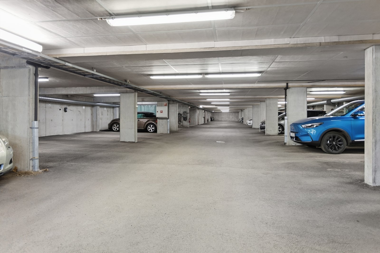 Det kan leies ekstra p-plass, ta eventuelt kontakt med styret. Det er også ledige parkeringsplasser utendørs. Galleribilde