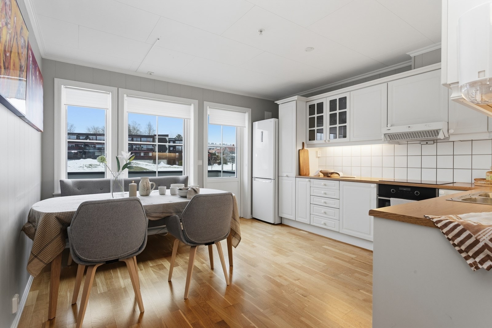 Hvitt kjøkken med profilerte fronter og laminat benkeplate. Galleribilde