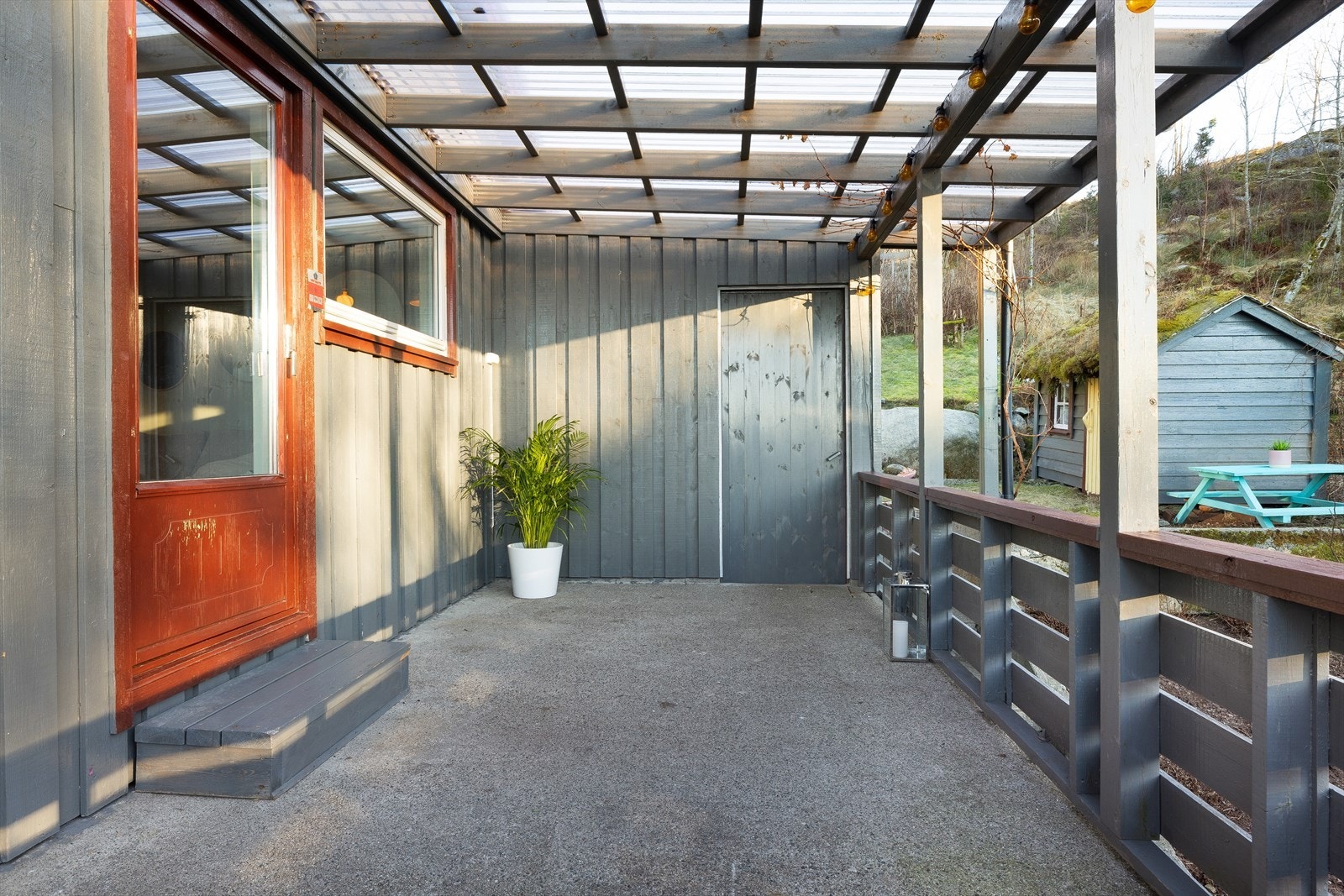 Terrasse med takoverbygg med tilgang direkte ut fra stuen. Galleribilde